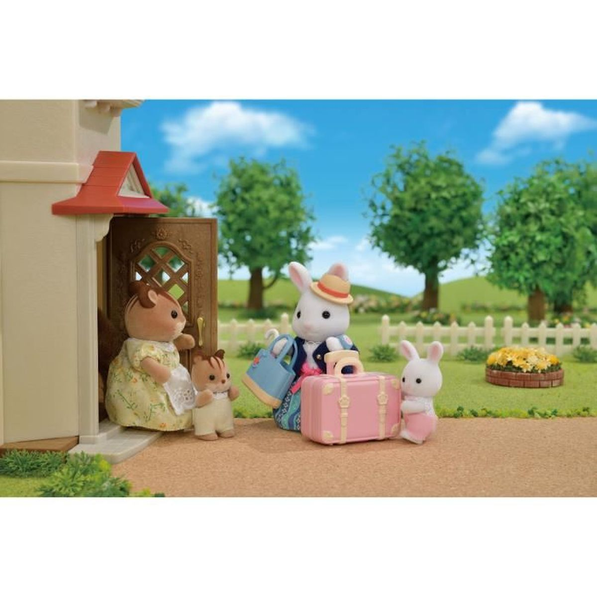 Familie Hasen und Eichhörnchen mit Gepäck vor einem Haus.