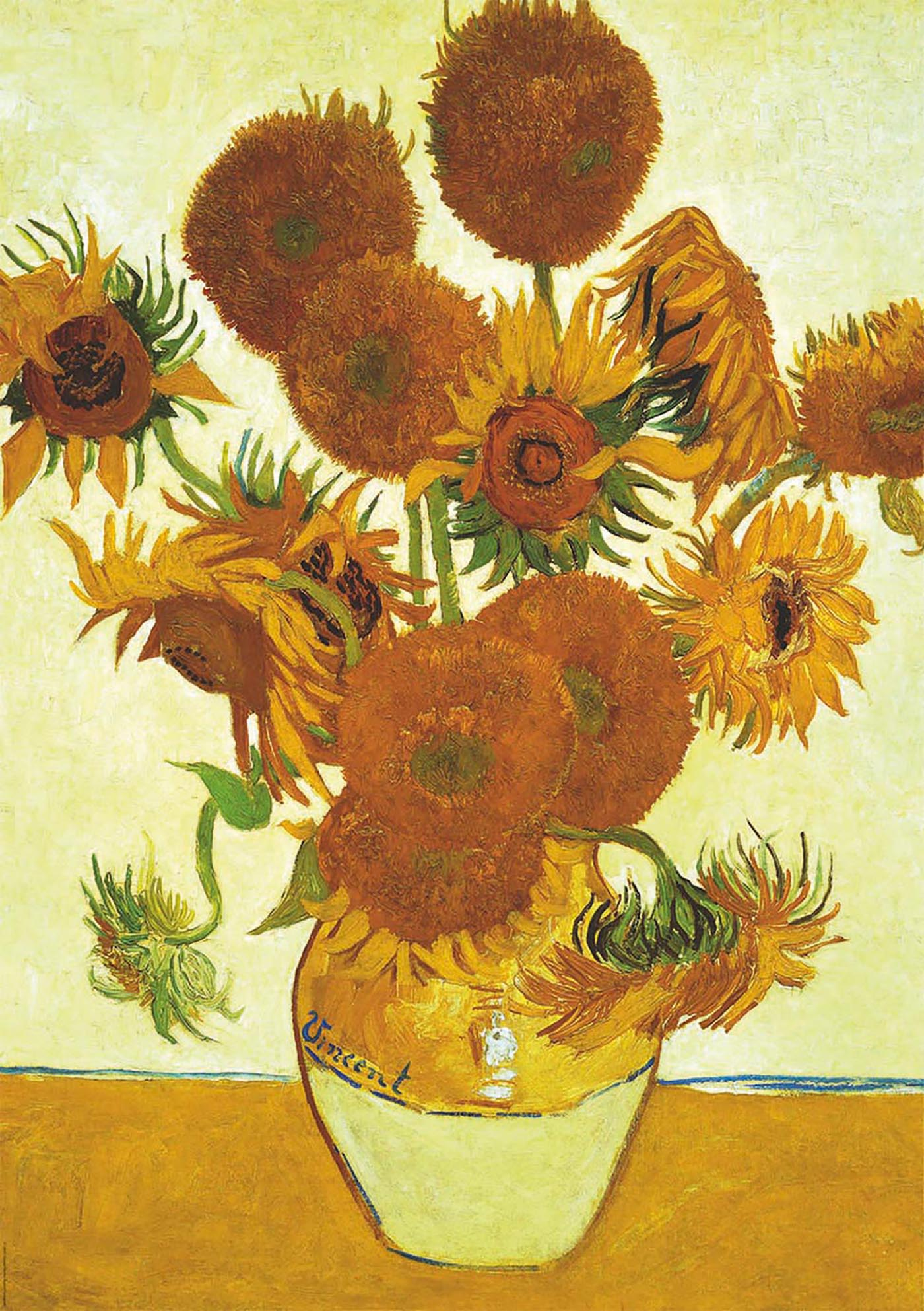 Un mazzo di girasoli in un vaso giallo su una superficie gialla.