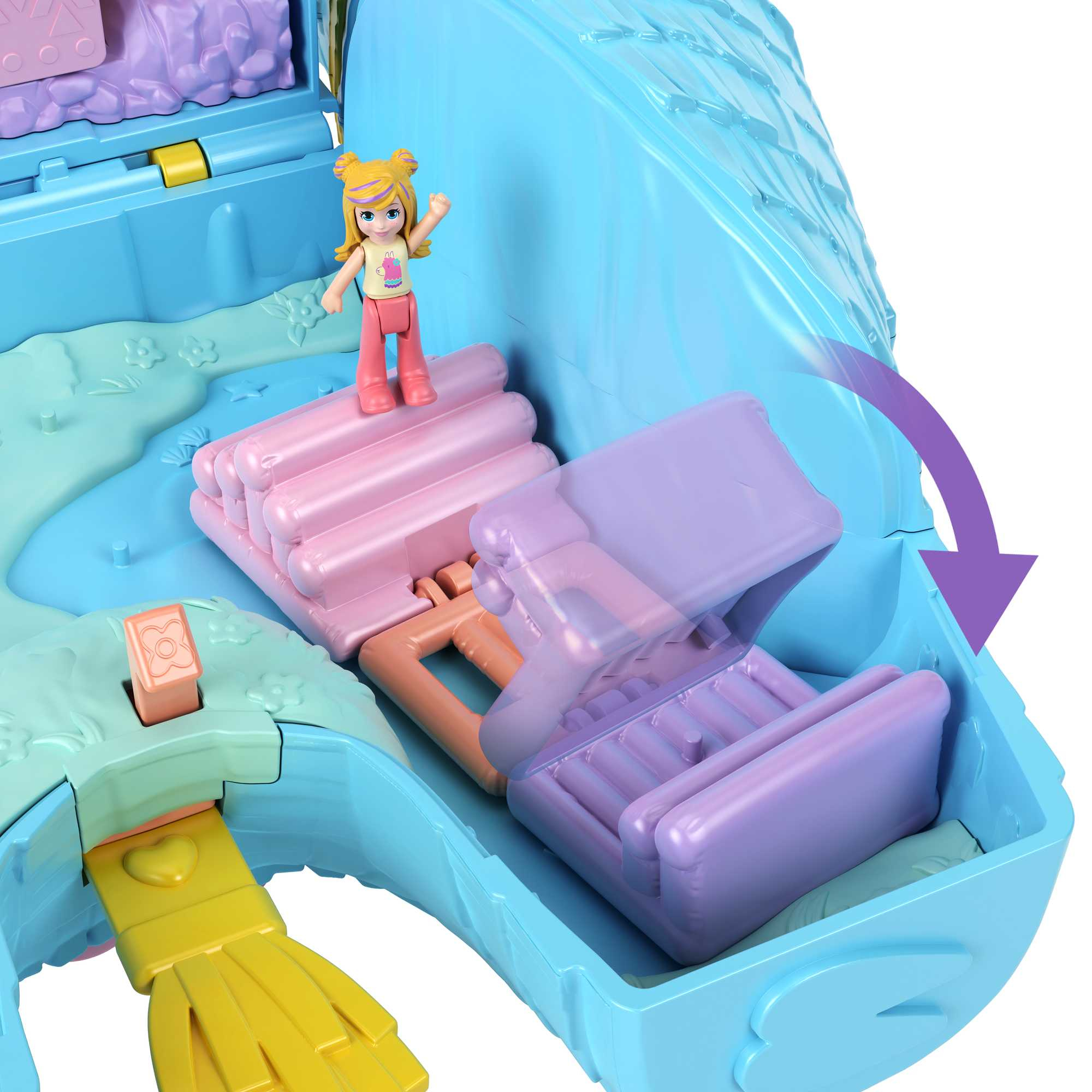 Ein Mädchen steht auf einer rosa Rampe in einem blauen Spielzeug-Set.