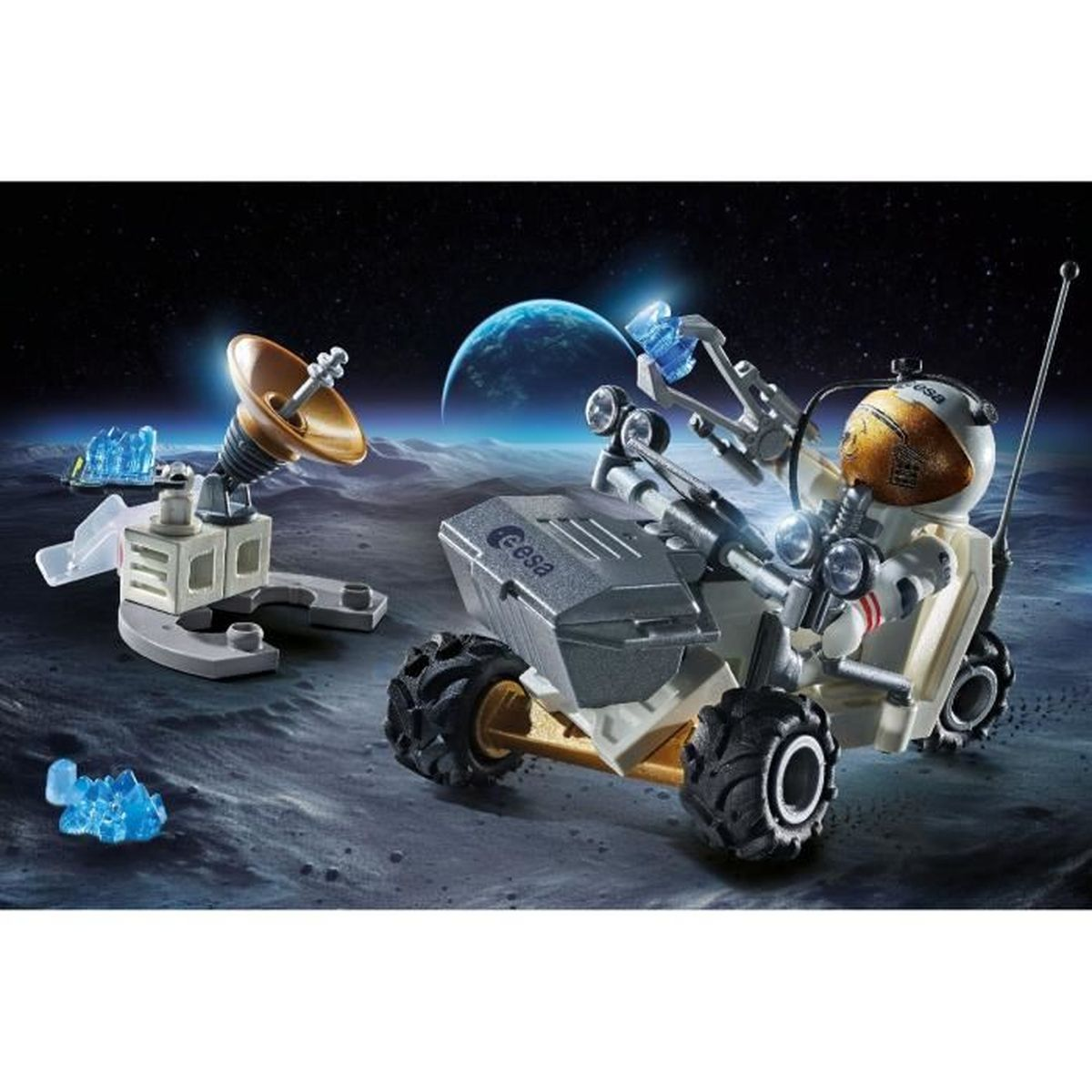 Astronauta in un rover raccoglie cristalli blu sulla luna con la Terra sullo sfondo.