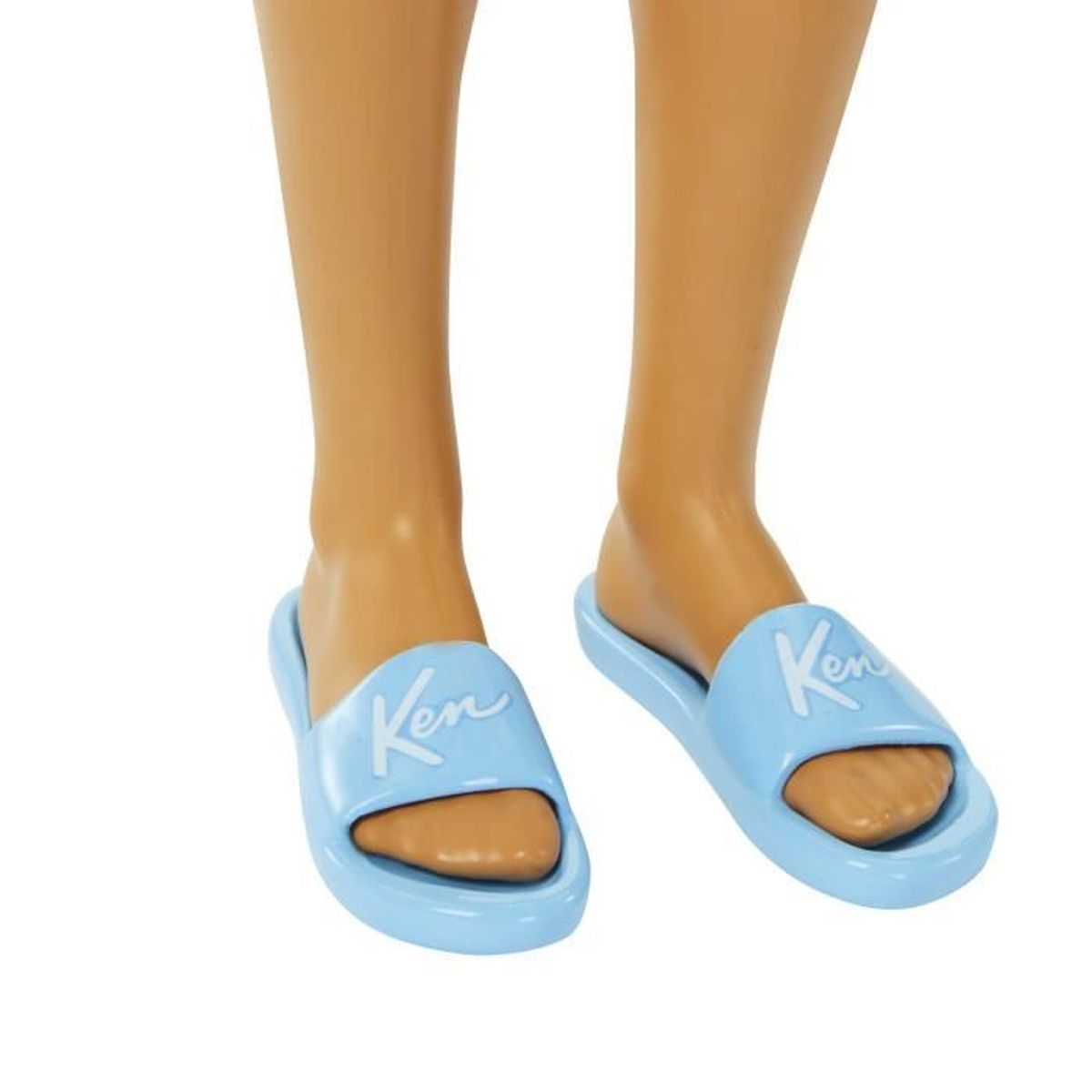 Un par de chanclas Ken azules claras en los pies de una muñeca.