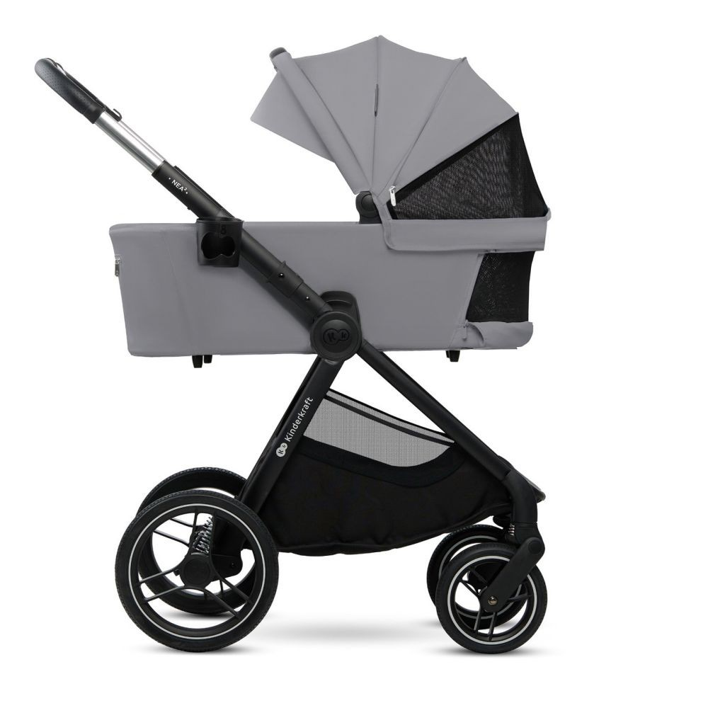 Ein grauer Kinderwagen mit schwarzen Rädern, einem Netz-Sonnendach und einem Aufbewahrungsfach.