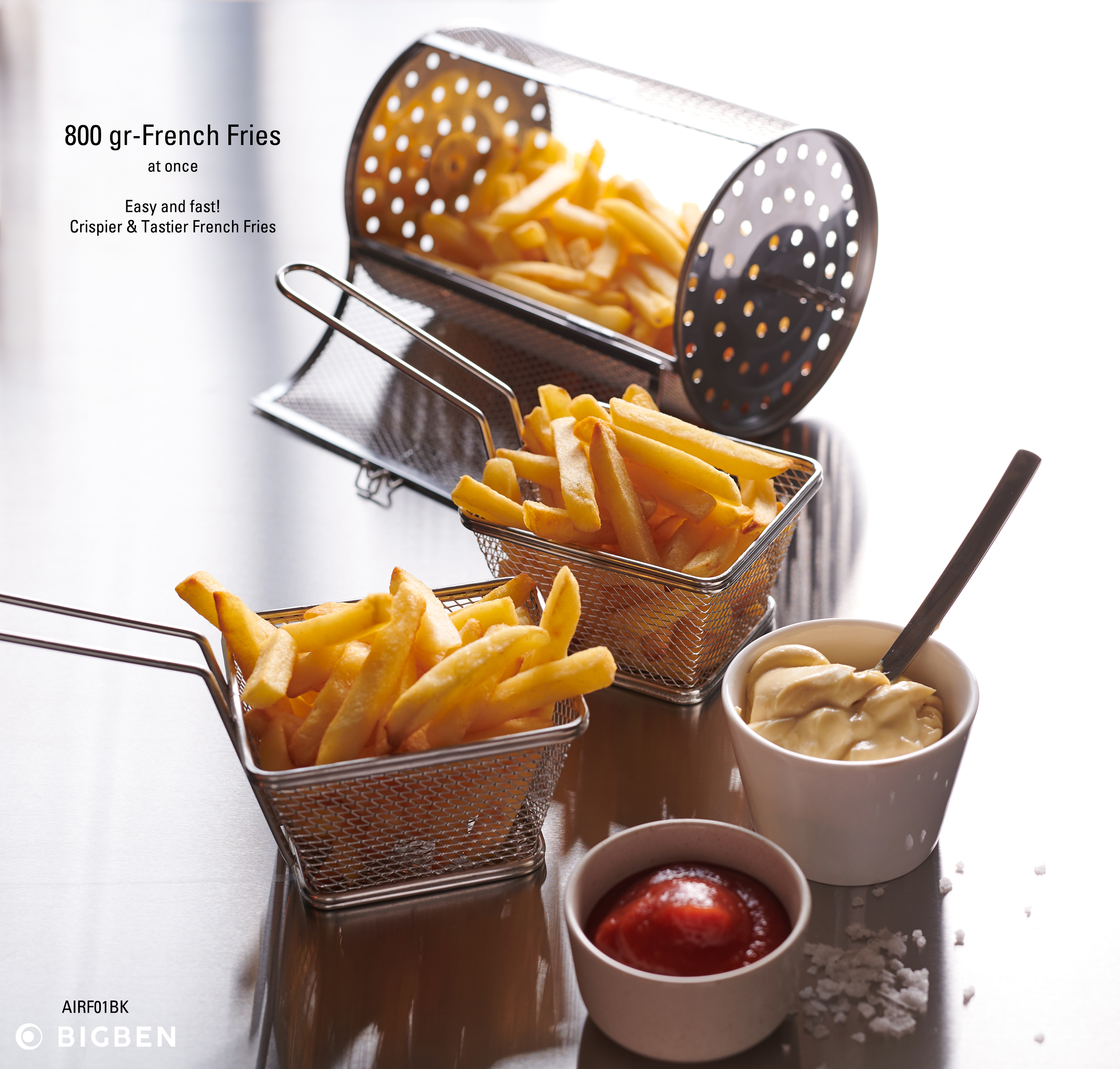 Pommes Frites in Metallkörben mit Ketchup und Mayonnaise.