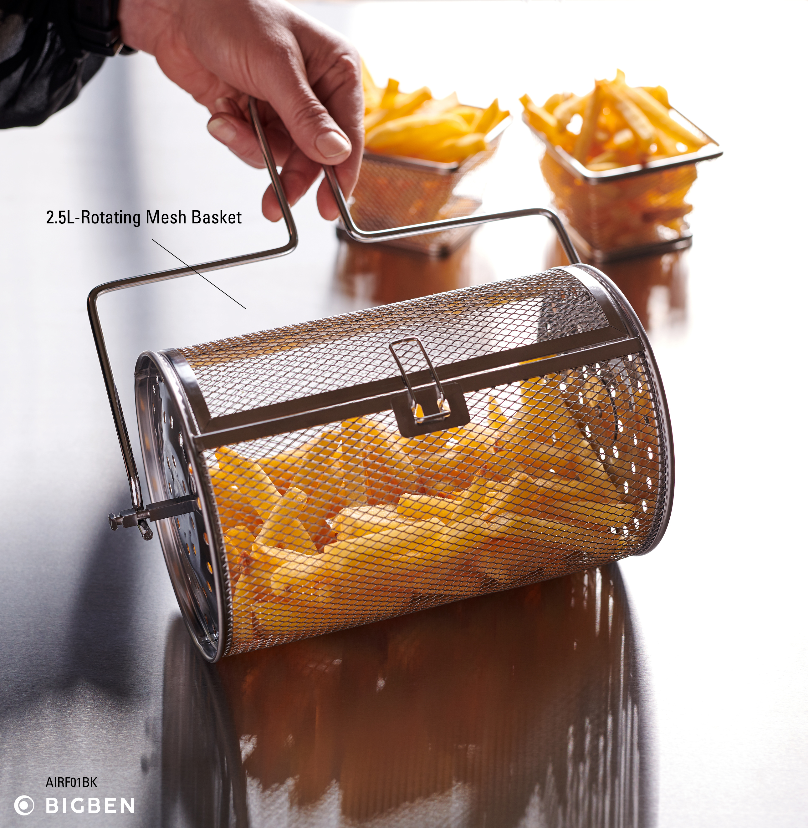 Eine Hand hält einen 2,5-Liter-Drehkorb aus Gittergeflecht mit Pommes frites.