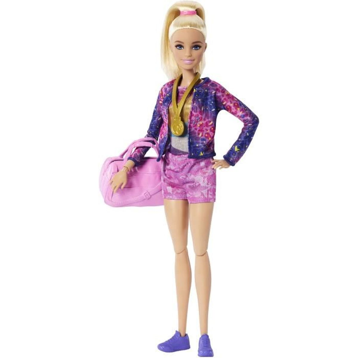 Muñeca Barbie con medalla dorada, bolso rosa, chaqueta y shorts morados.