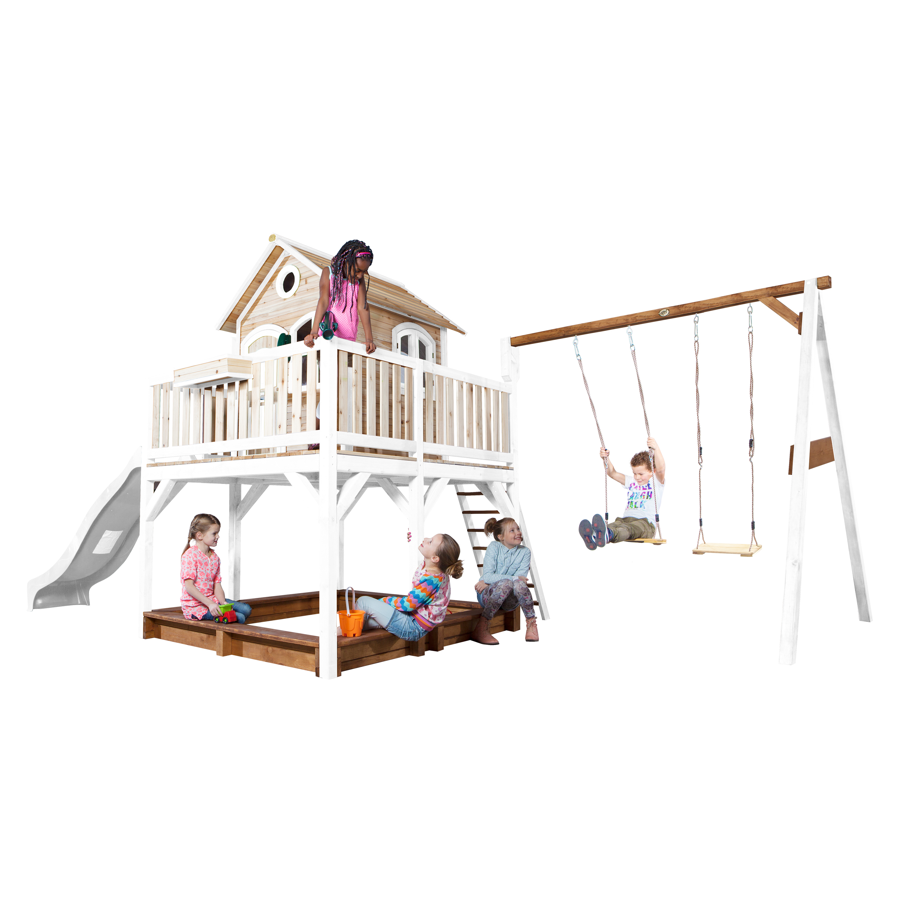 Kinder spielen auf einem Holzspielturm mit Rutsche, Schaukel und Sandkasten.