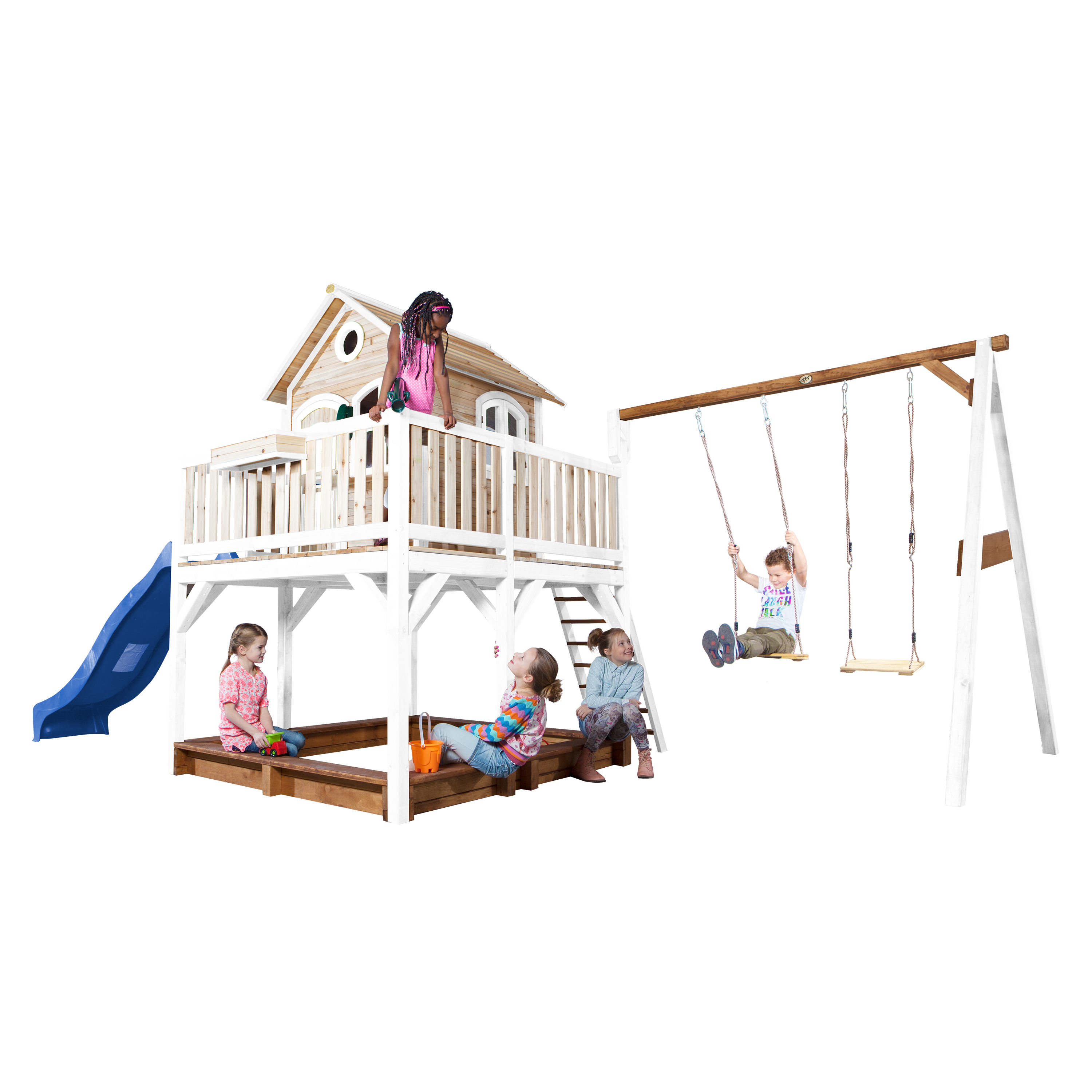 Kinder spielen auf einem Holzspielturm mit Rutsche und Schaukeln.