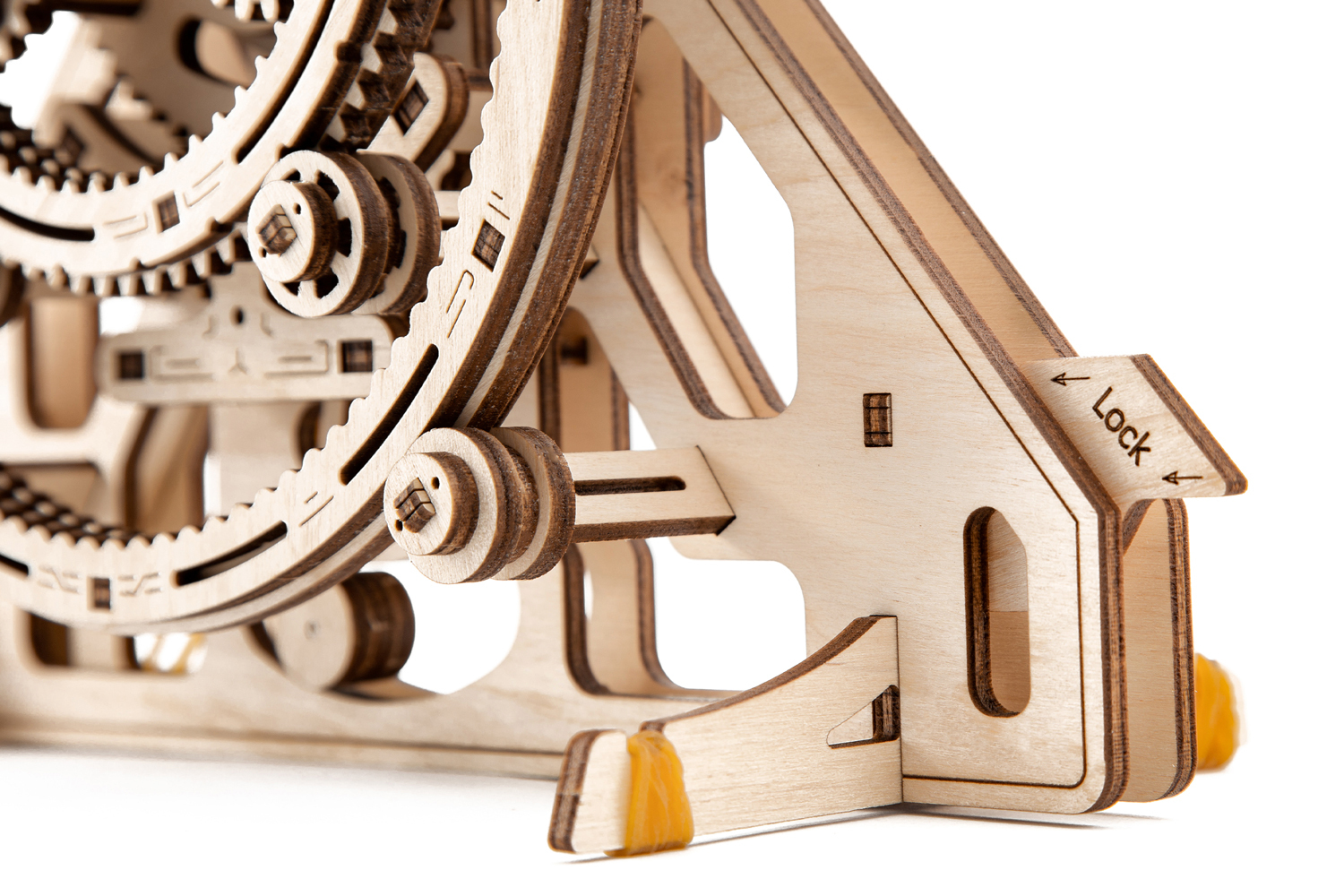 Modèle en bois avec engrenages et poulies, marqué "Lock".