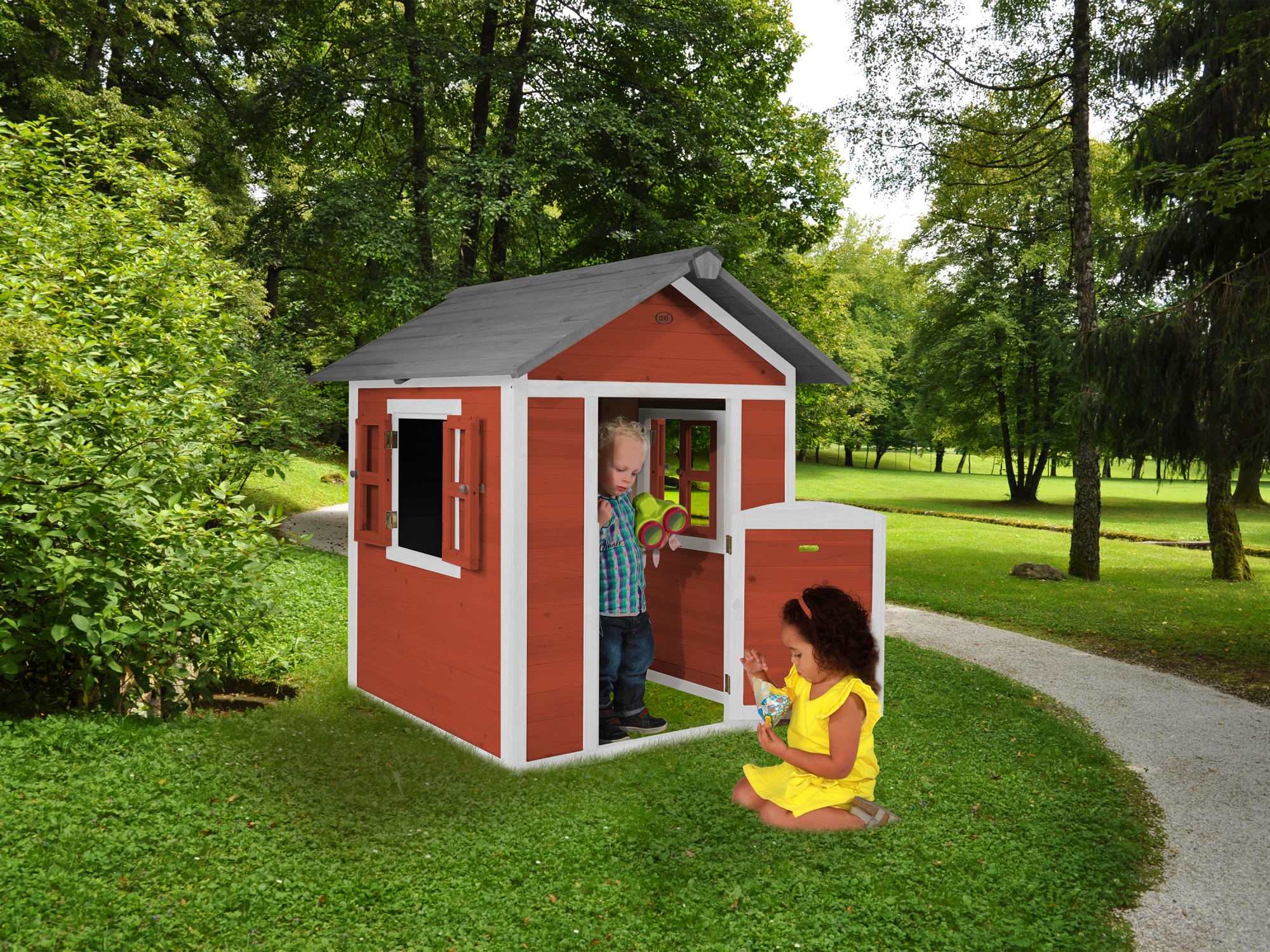 Zwei Kinder spielen in einem roten Spielhaus im Garten. Ein Junge steht drin, ein Mädchen sitzt draußen.