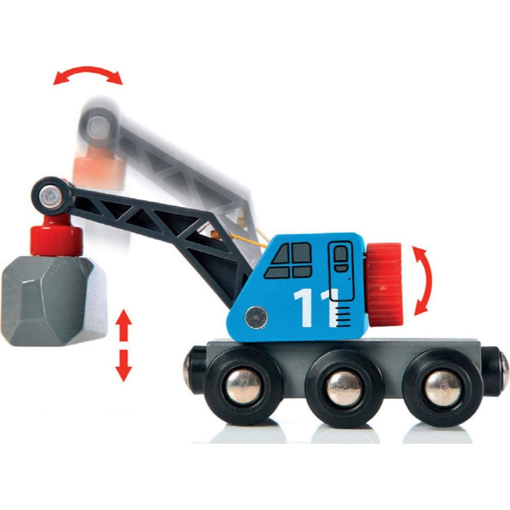 Ein blauer Spielzeugkran mit einem grauen Stein, der am Haken hängt.