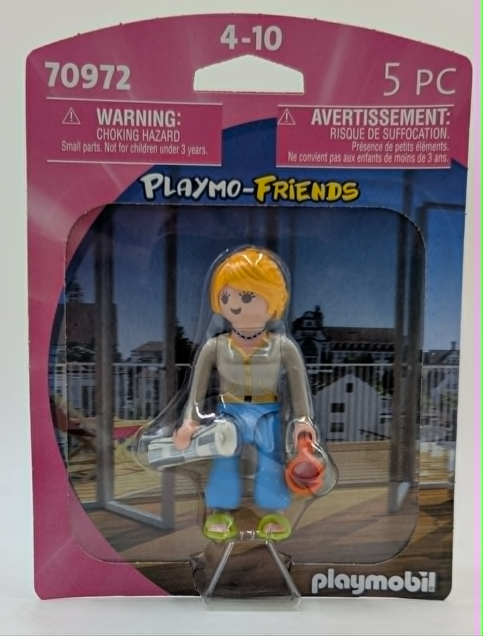 Figurka Playmobil Friends w opakowaniu, blond włosy, niebieskie spodnie, trzyma butelkę i torbę.