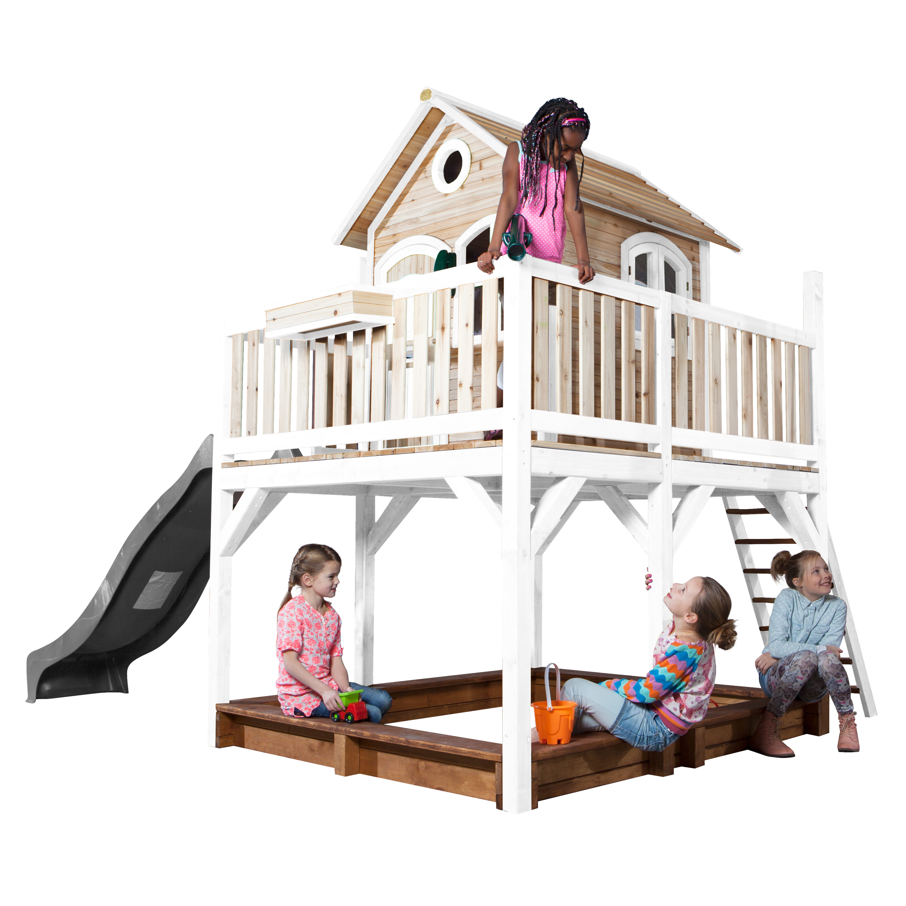 Holzspielhaus mit Rutsche und Sandkasten, vier Kinder spielen.