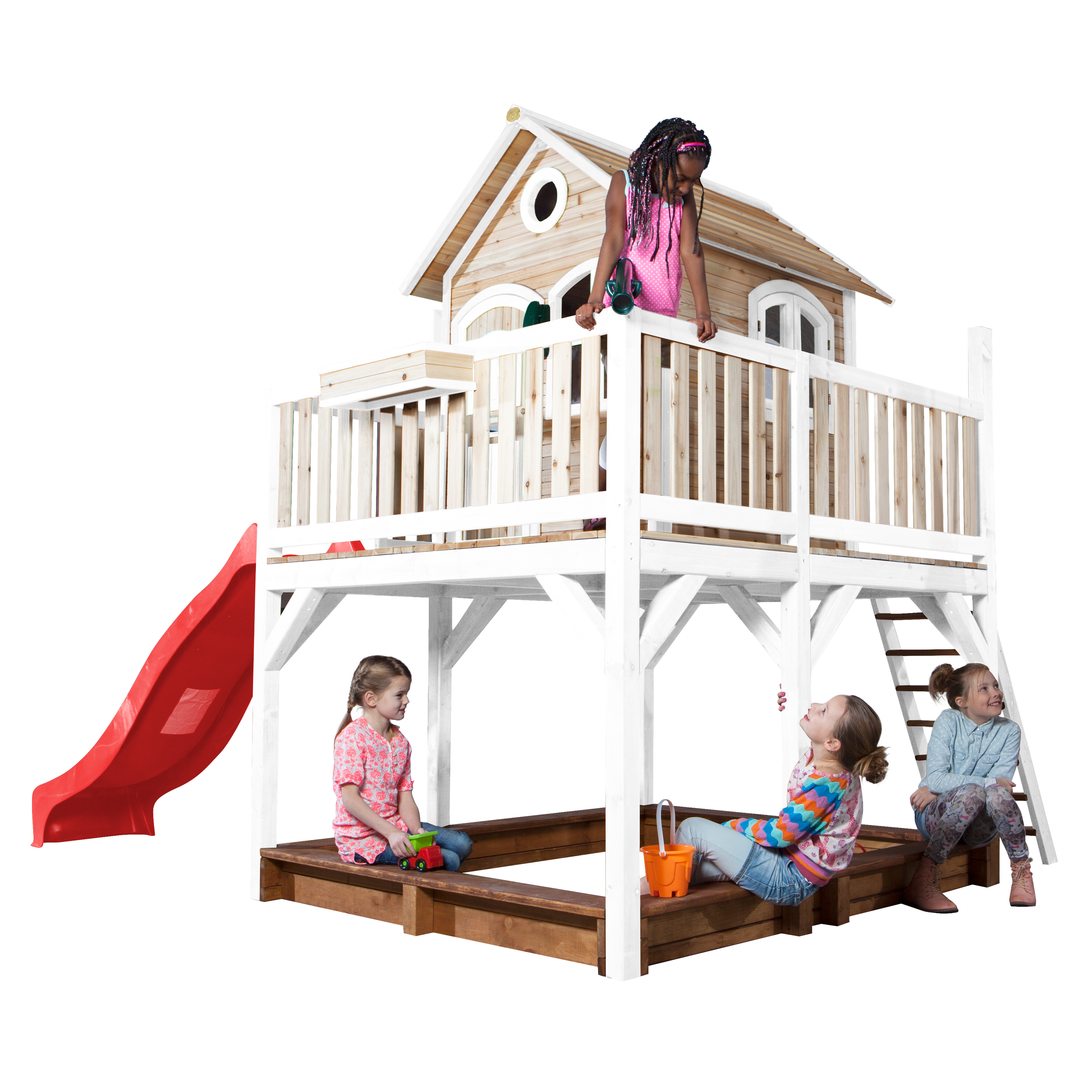 Kinder spielen auf einem Holzspielturm mit Rutsche, Sandkasten und Leiter.