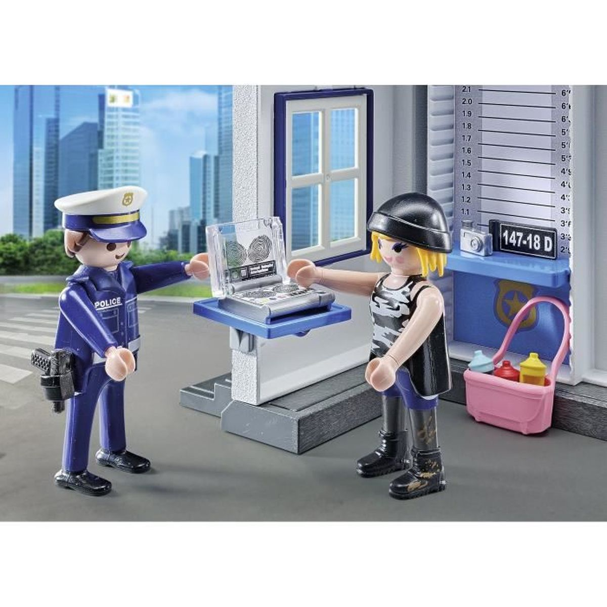 Un poliziotto mostra uno scanner di impronte digitali a un criminale.