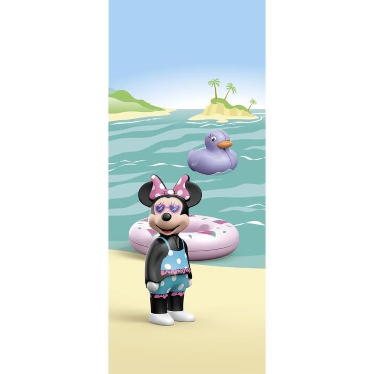 Minnie Mouse en traje de baño en la playa con flotador y pato morado en el agua.