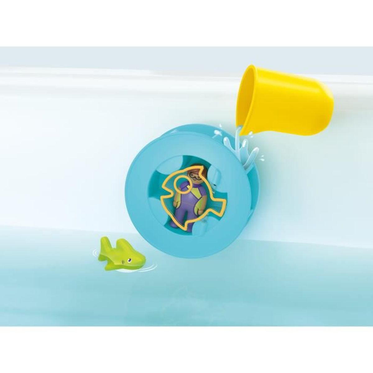 Taza amarilla vierte agua en rueda azul con figura. Pez verde nada cerca.