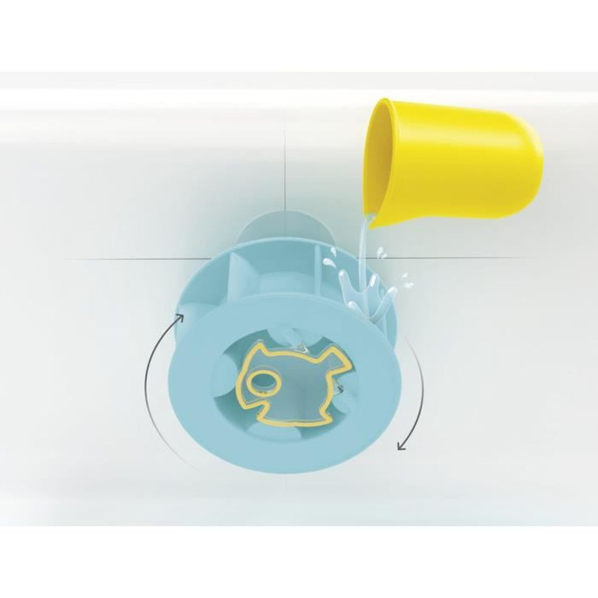 El agua cae de una taza amarilla en un juguete de baño azul con forma de animal.