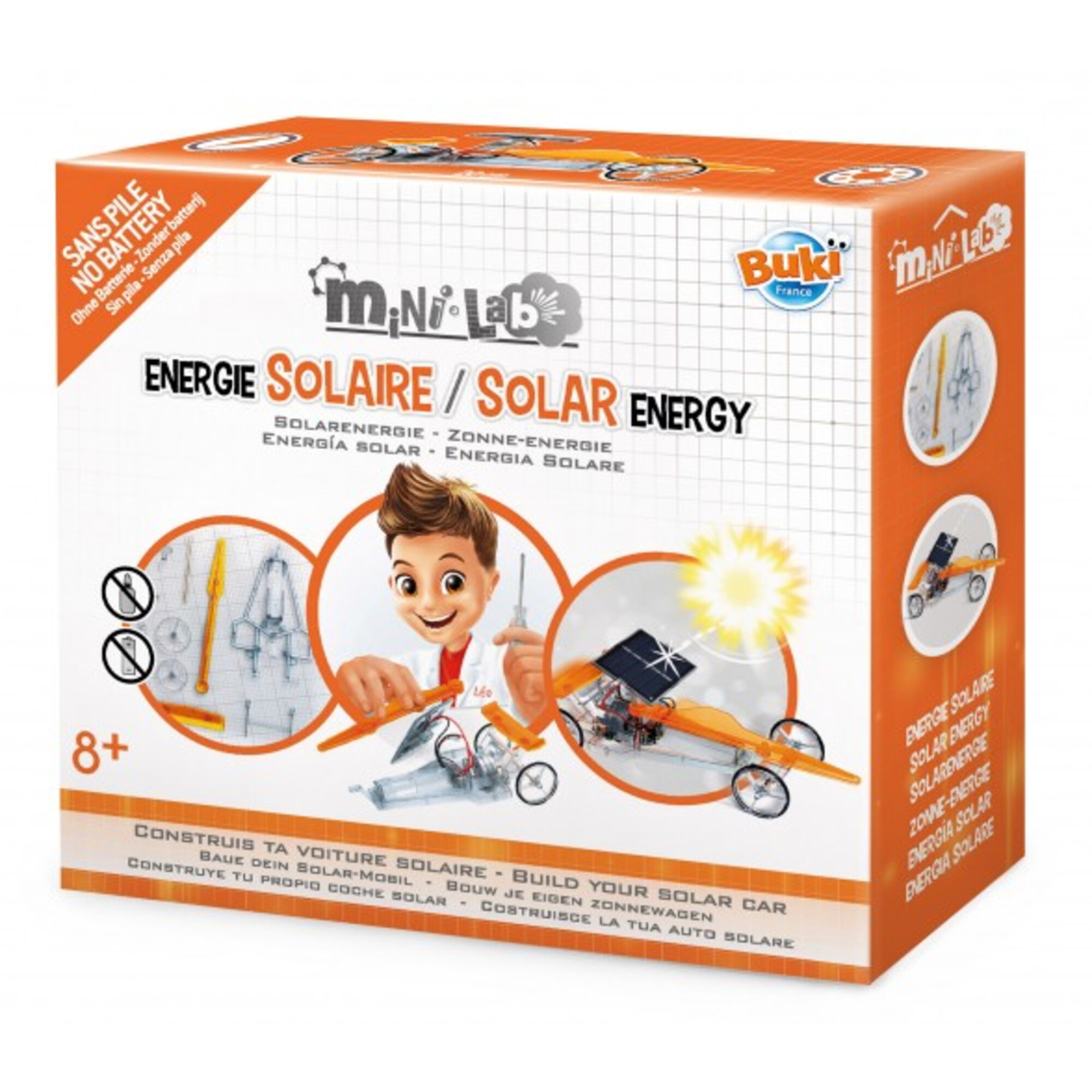 Bausatz für ein Solarauto, zeigt einen Jungen, der daran arbeitet.