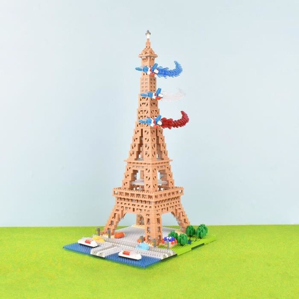 Modello di torre in blocchi con tre aerei nei colori francesi.