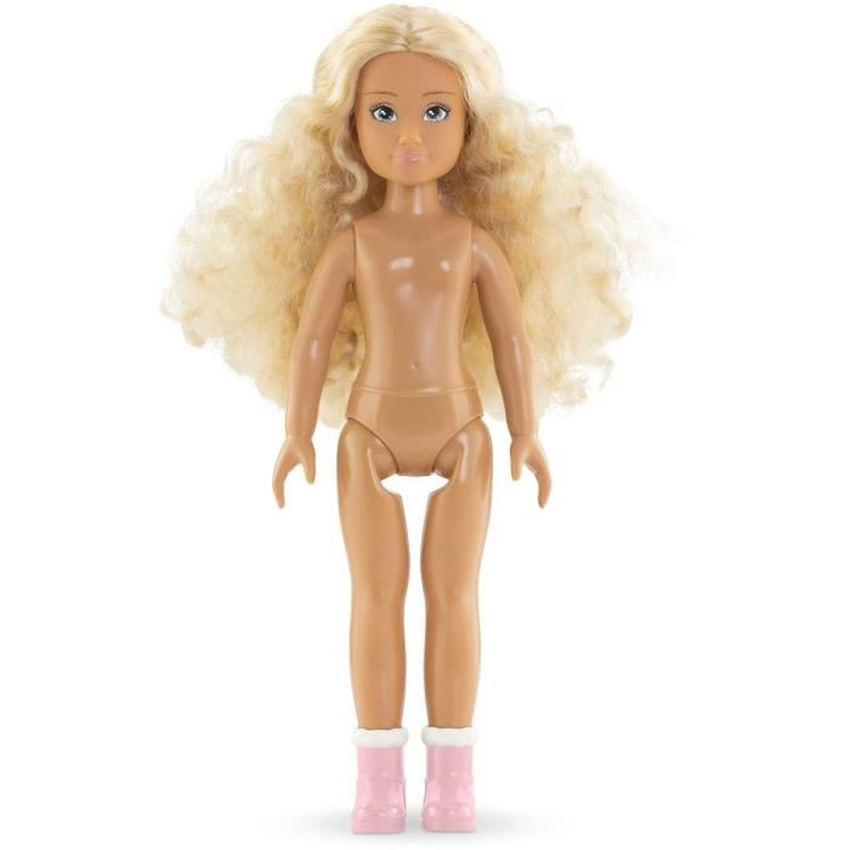 Eine Puppe mit langen blonden Haaren und rosa Stiefeln steht vor weißem Hintergrund.