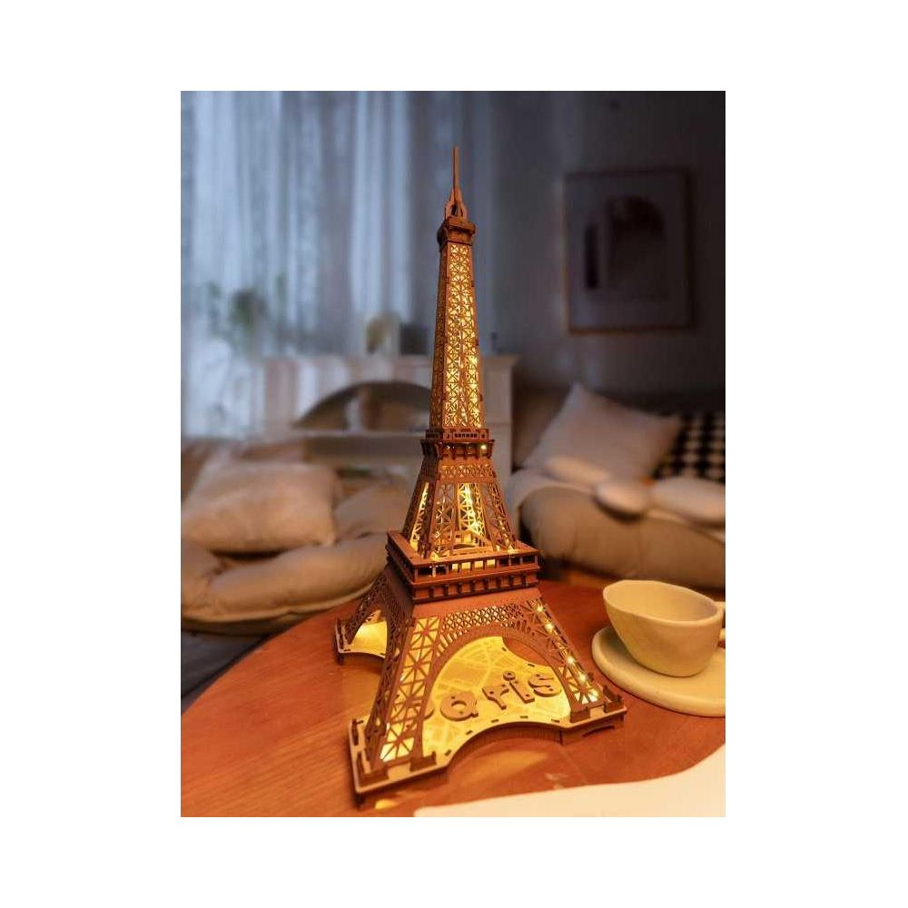 Un modello in legno della Torre Eiffel con luci su un tavolo.