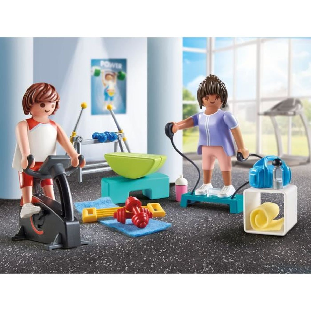 Due figure giocattolo in una palestra con attrezzature come una cyclette e manubri.