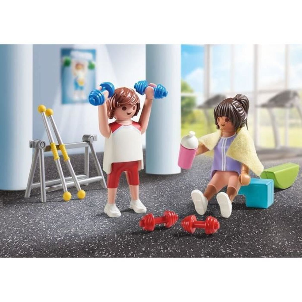 Figure si allenano in palestra con manubri e borraccia.