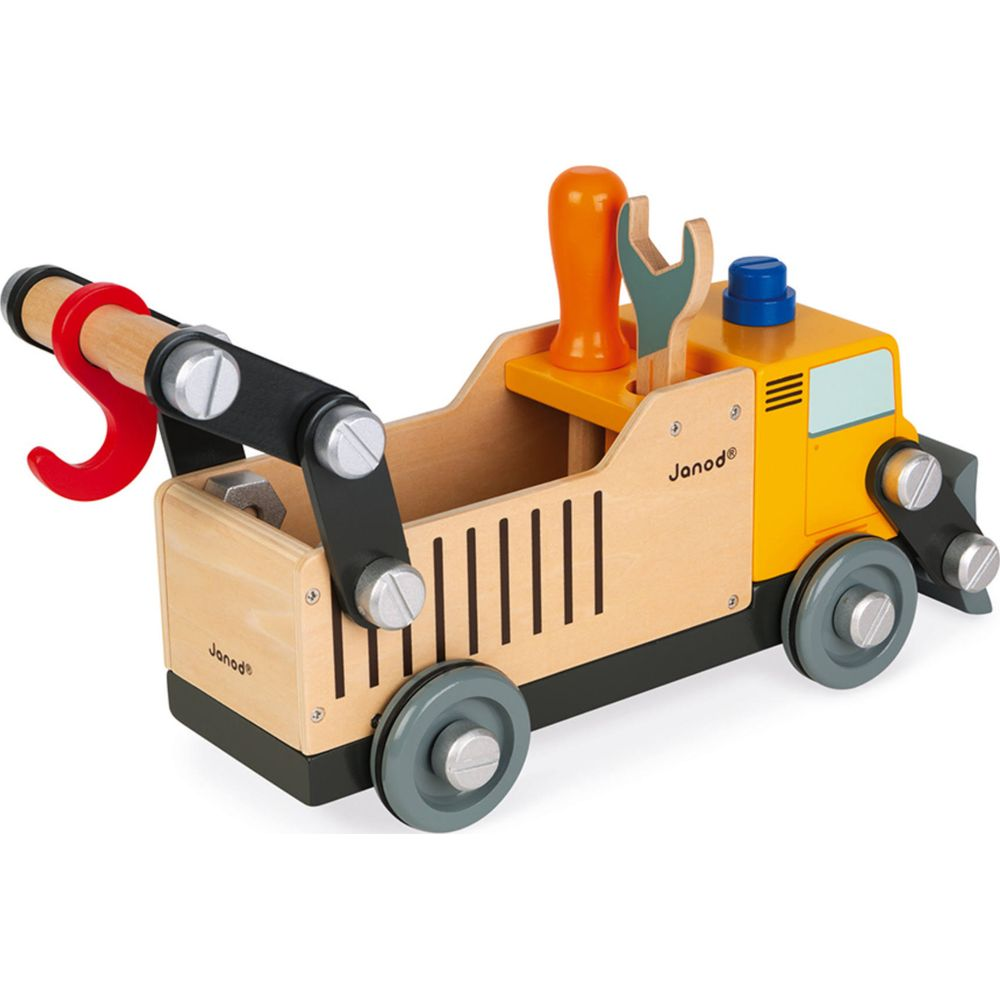 Un camion grue jouet jaune et bois avec des outils, dont une clé à molette.