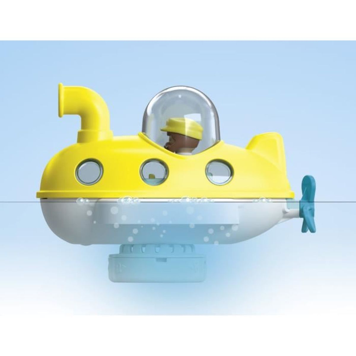 Un sottomarino giocattolo giallo con un capitano galleggia sull'acqua blu.