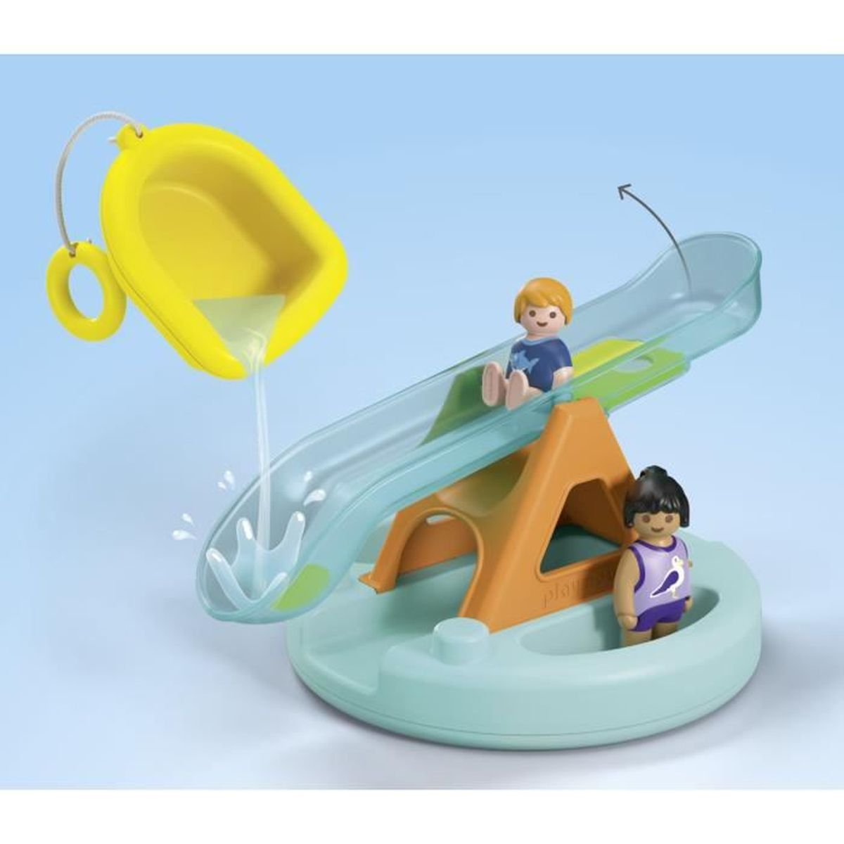 Annaffiatoio giallo versa acqua su uno scivolo con due figure giocattolo.