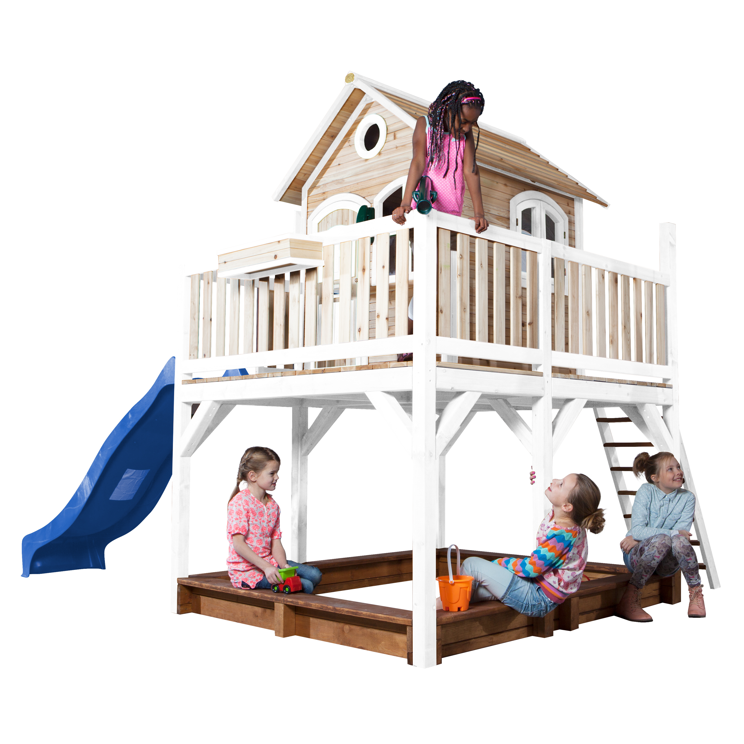 Kinder spielen in einem Holzspielhaus mit Rutsche und Sandkasten.