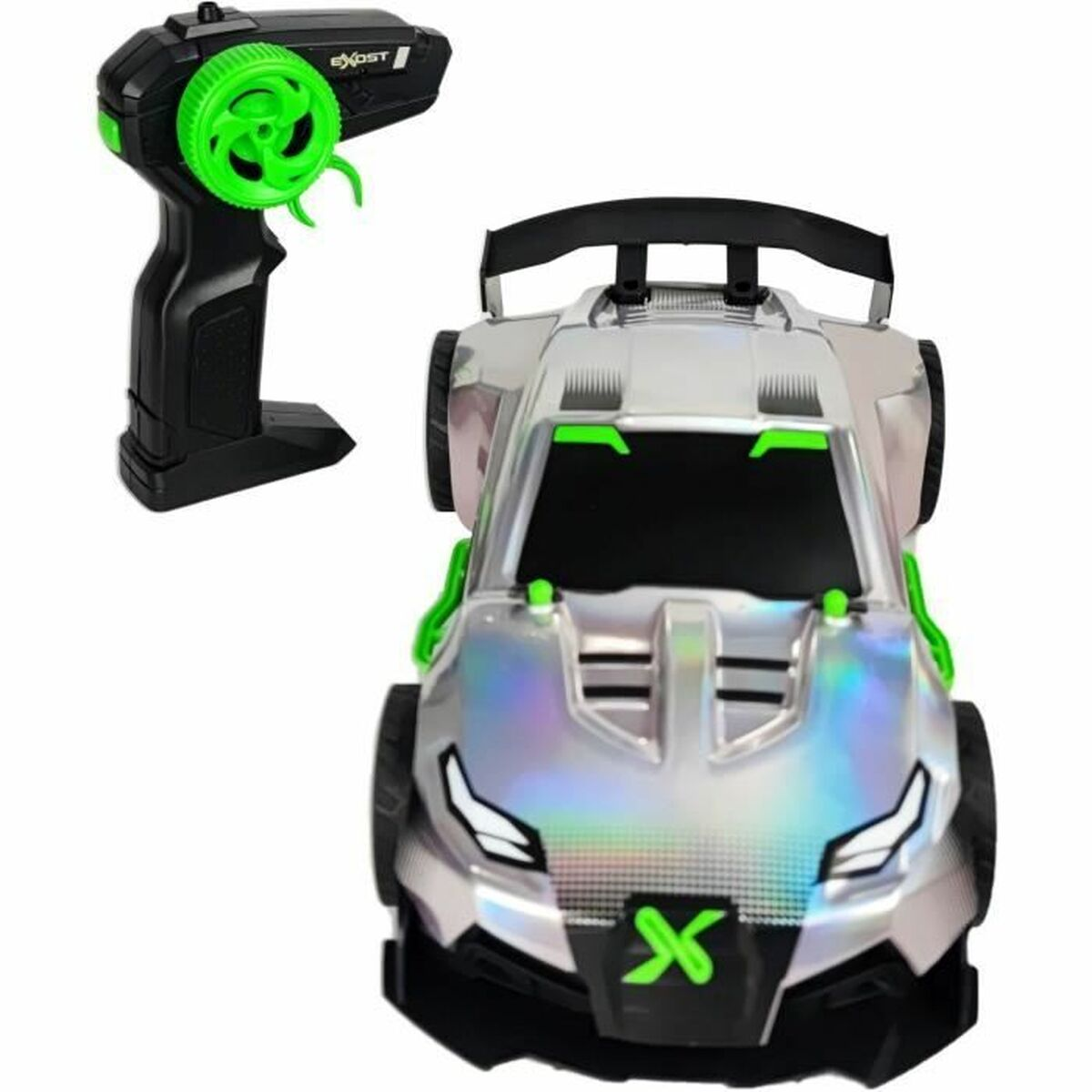 Ein silberner RC-Rennwagen mit grünen Akzenten und Fernbedienung.