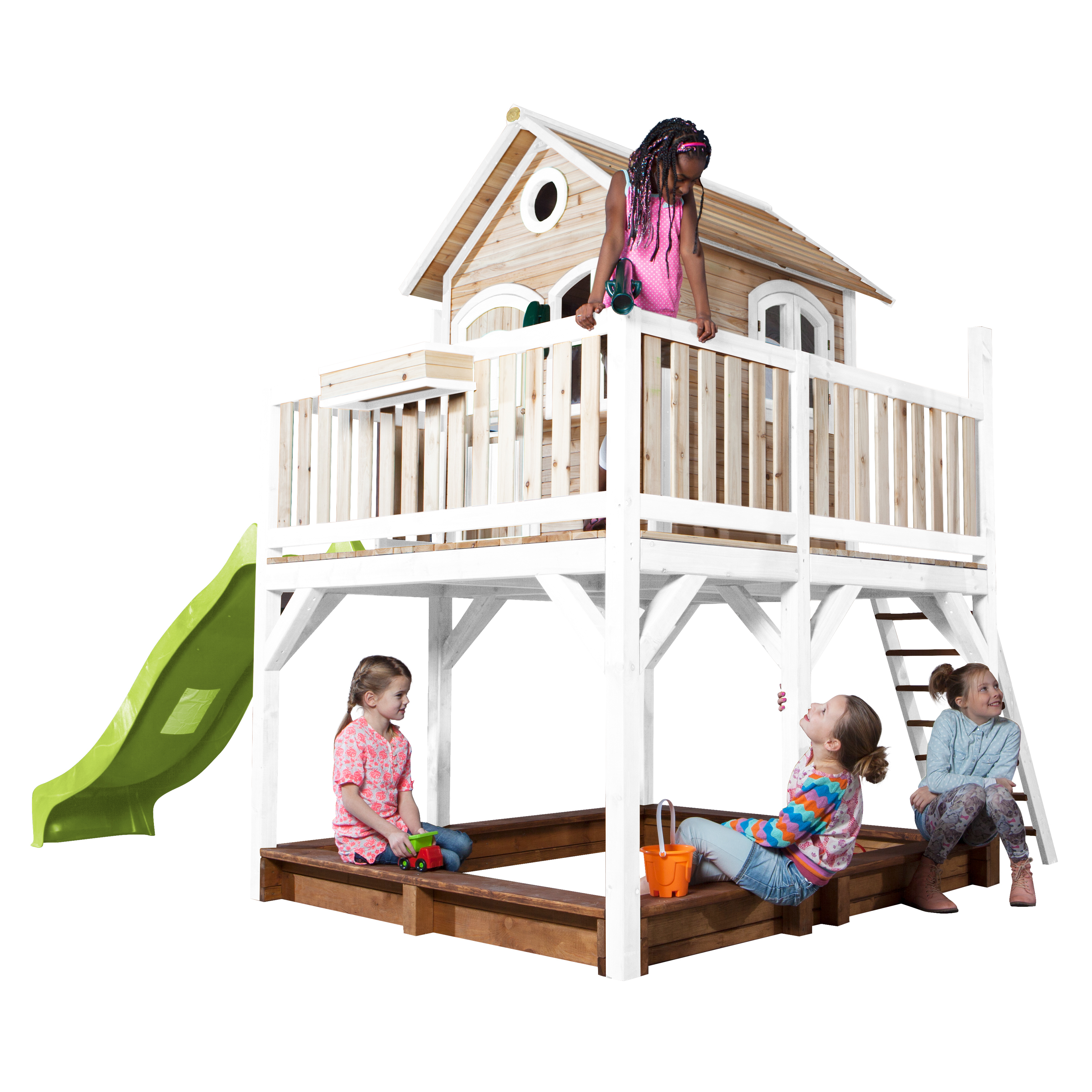 Kinder spielen in und auf einem Holzhaus-Spielgerüst mit Rutsche.