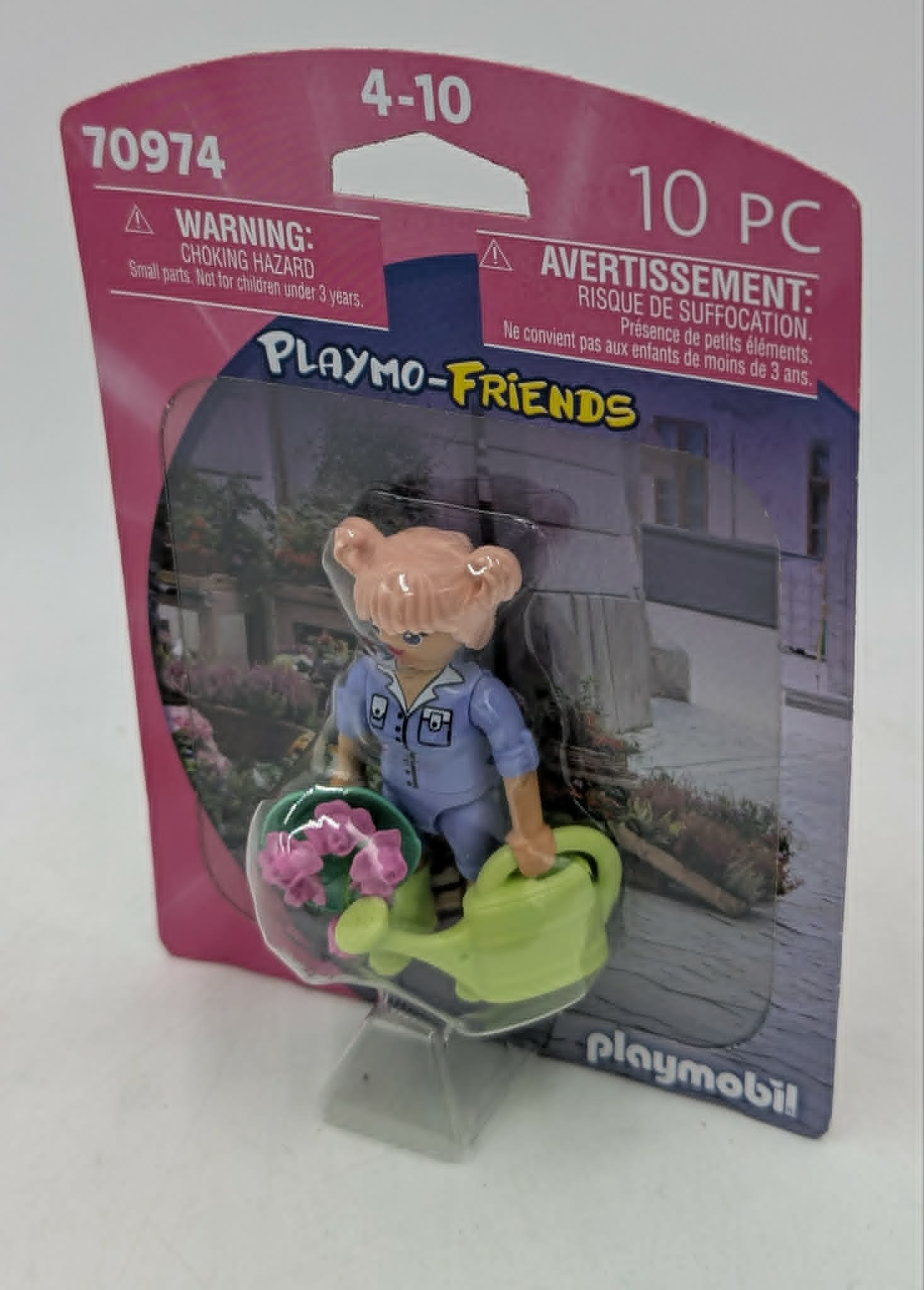 Playmobil-Figur gießt Blumen, mit Gießkanne und Blumenkorb.