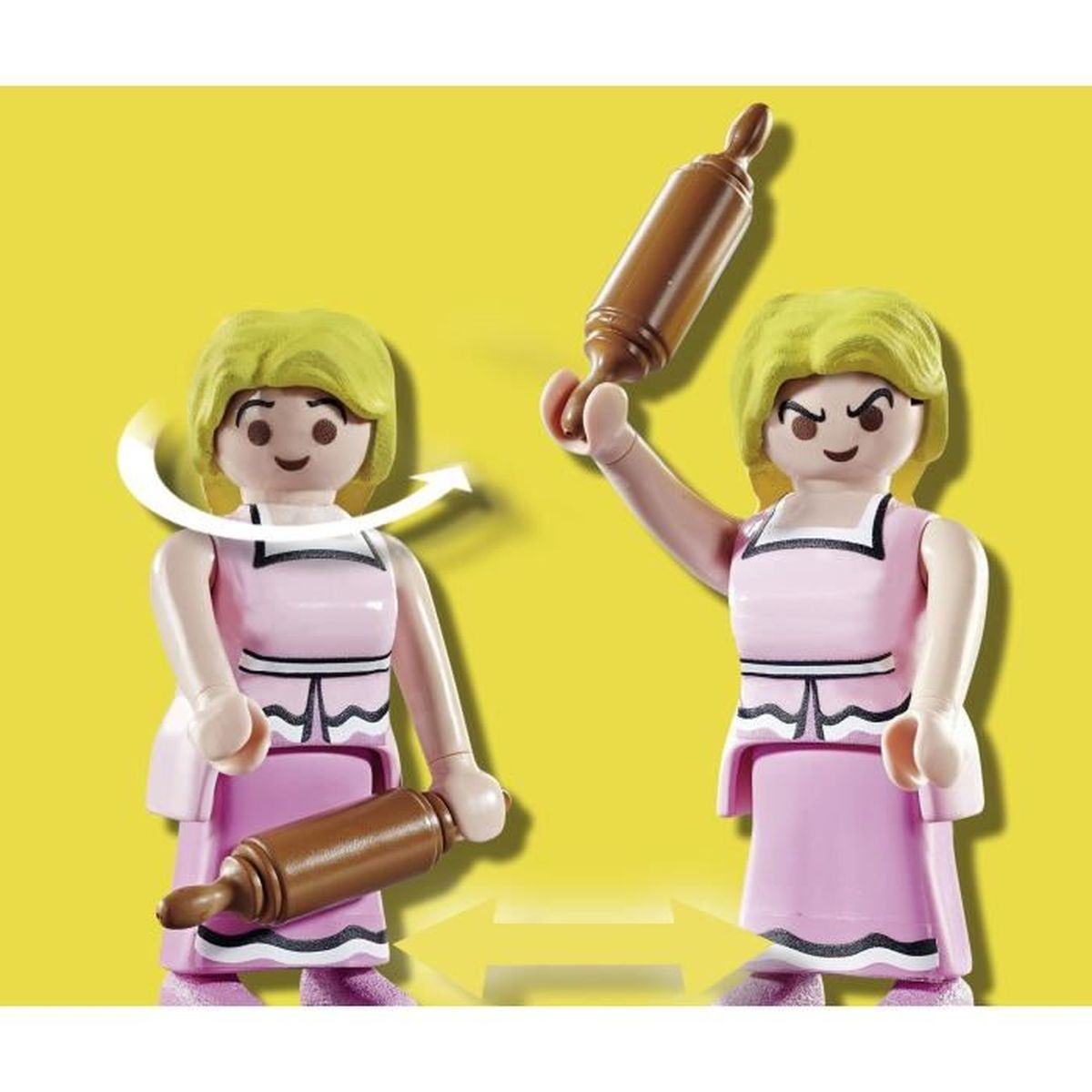 Due figure Playmobil con mattarello su sfondo giallo.