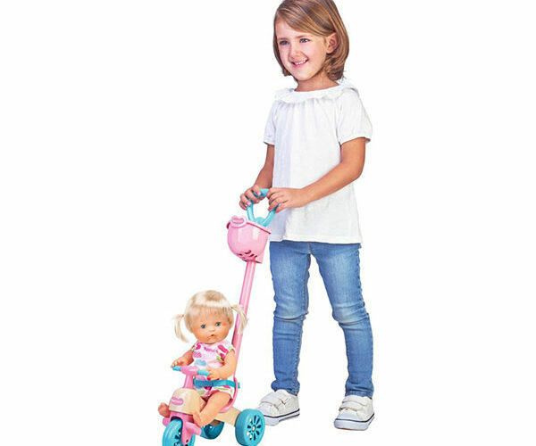 Una niña empuja una muñeca en un triciclo-carrito rosa con asa.