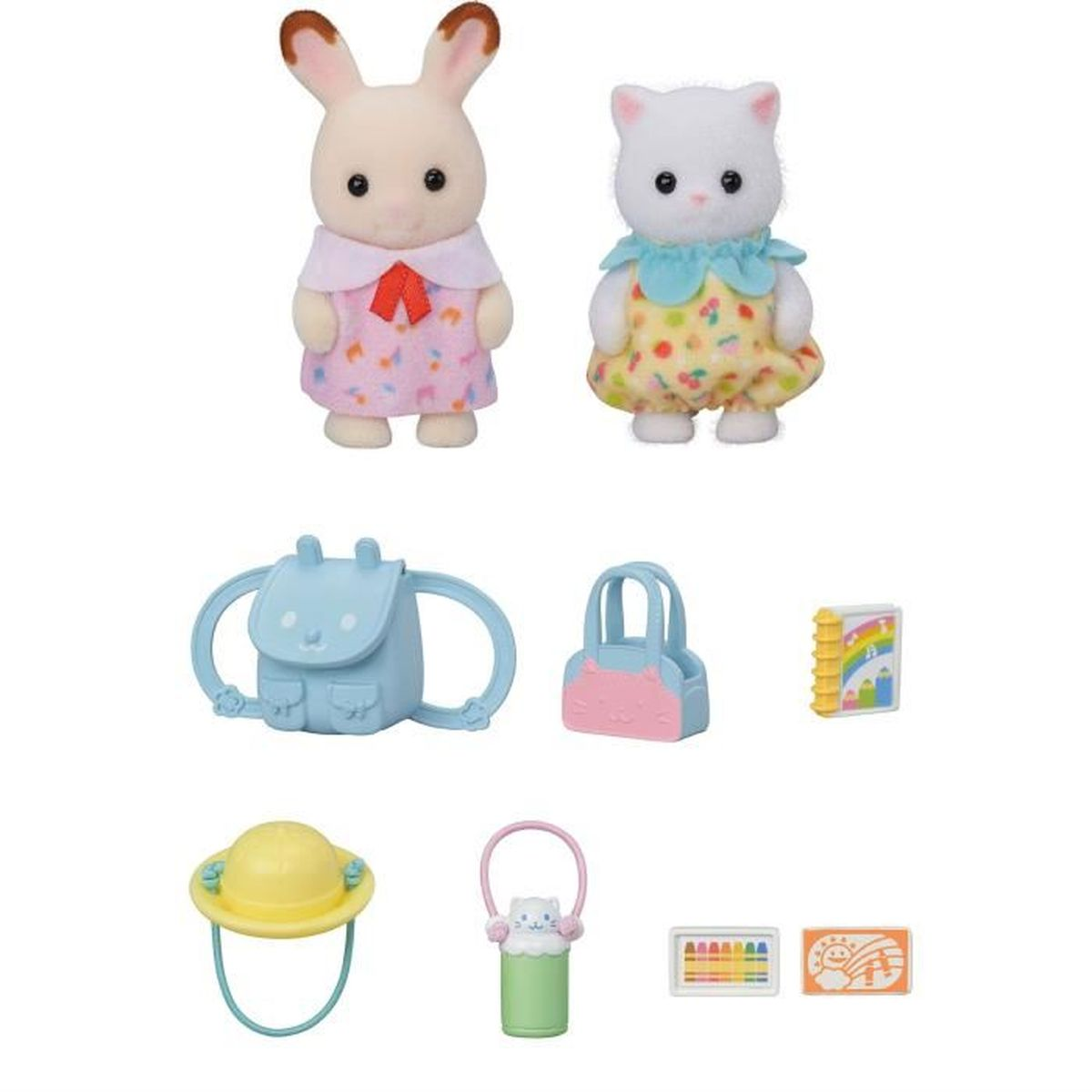 Zwei Spielzeugfiguren, ein Hase und eine Katze, mit Zubehör wie Rucksack, Tasche, Hut und Büchern.