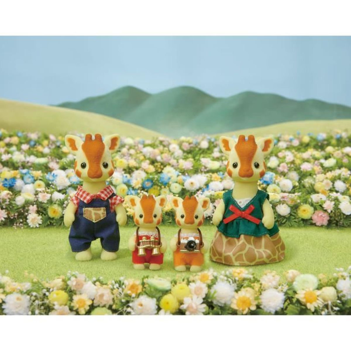 Cuatro jirafas de juguete en campo de flores. Uno con peto, dos con shorts, uno con vestido.