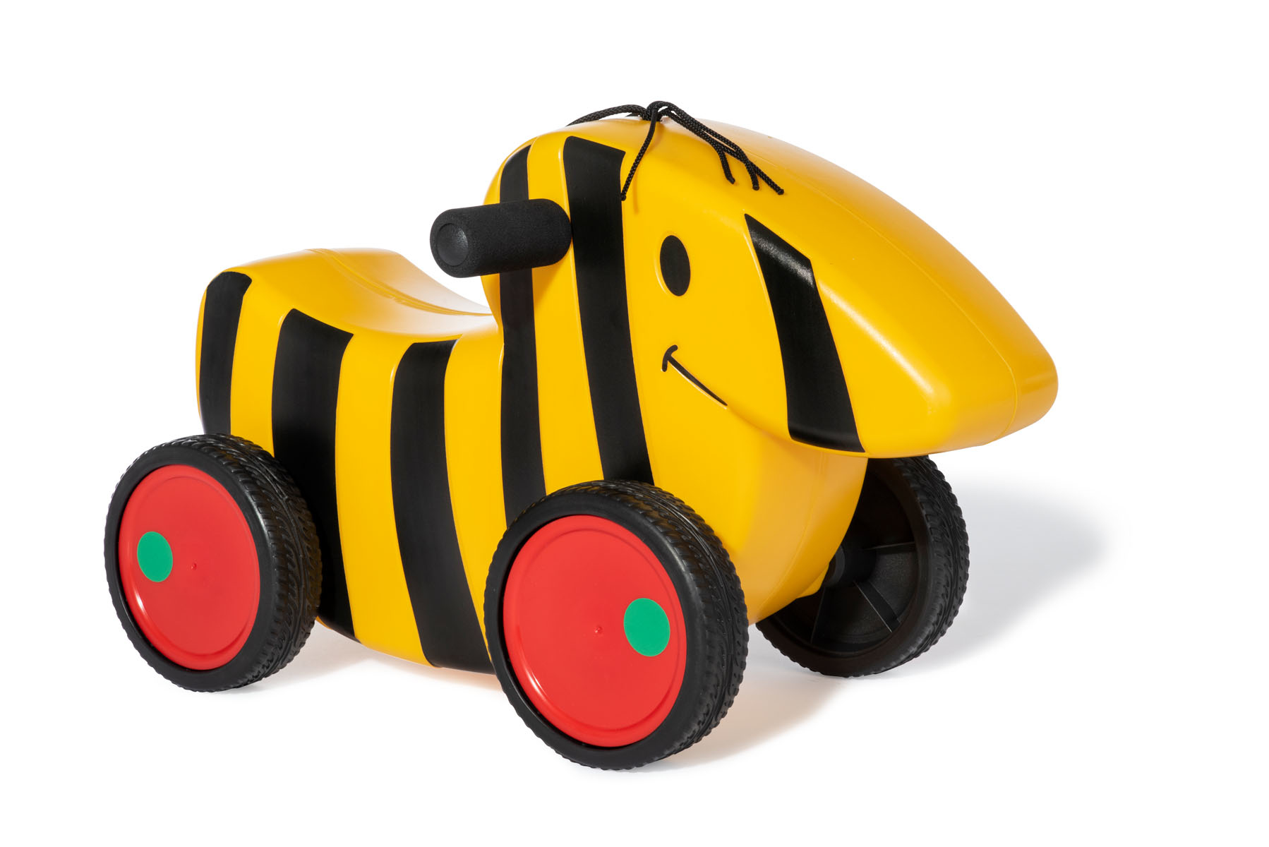 Un'auto giocattolo in plastica gialla con strisce nere e ruote rosse.