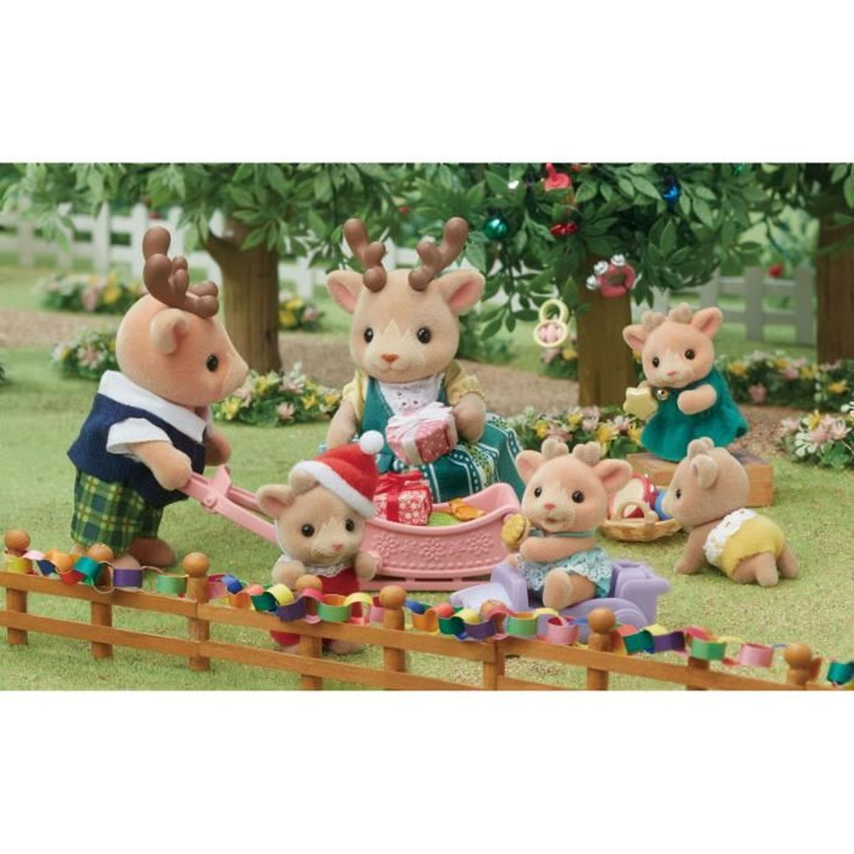 Figuras de renos, algunas con gorros de Santa, celebran al aire libre con regalos y fiesta.