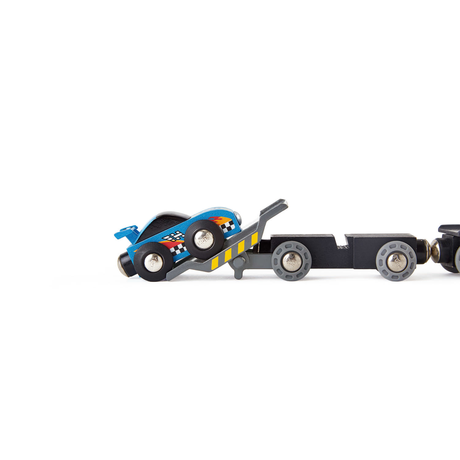 Blaues Spielzeugauto auf einem schwarzen Anhänger mit Rädern.