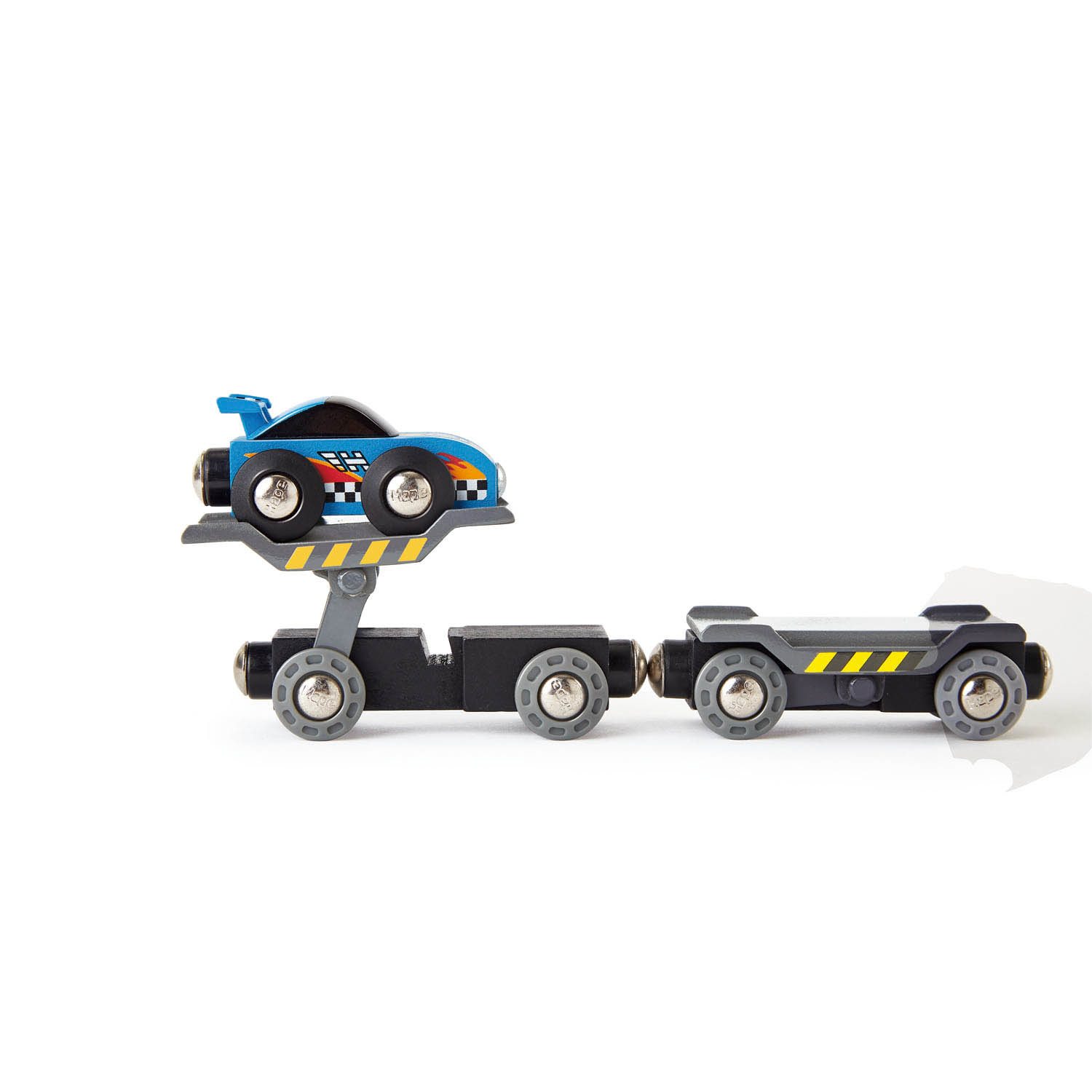 Blauer Spielzeug-Rennwagen auf einem grauen Autotransporter mit gelben Streifen.