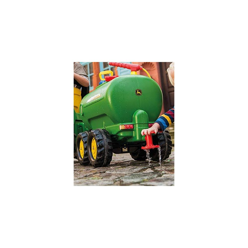 Kinder spielen mit einem grünen John Deere Wassertrailer und sprühen Wasser aus einem roten Hahn.