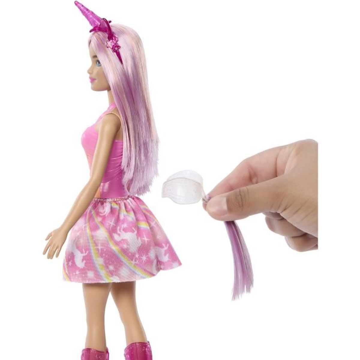 Eine Barbie-Puppe mit lila Haaren, Einhorn-Stirnband und pinkem Kleid. Eine Hand hält einen lila Pferdeschwanz.