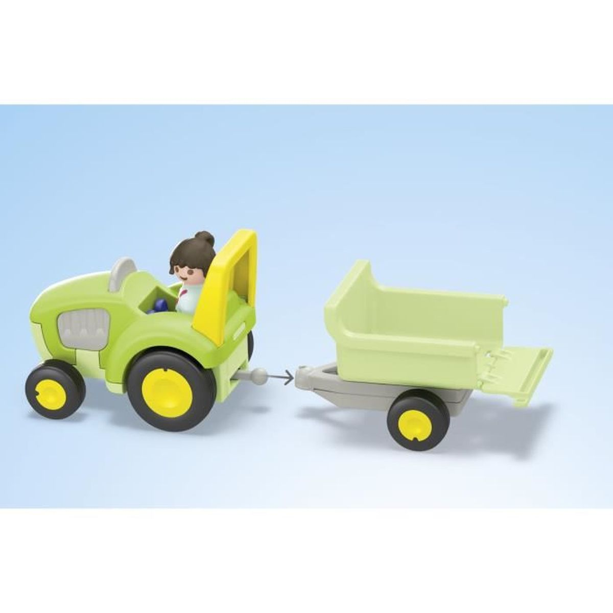 Un tractor de juguete verde con ruedas amarillas y una figura tira de un remolque.