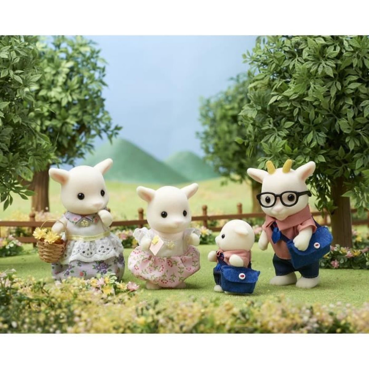 Cuatro figuras de cabras blancas en una escena exterior con árboles y colinas.