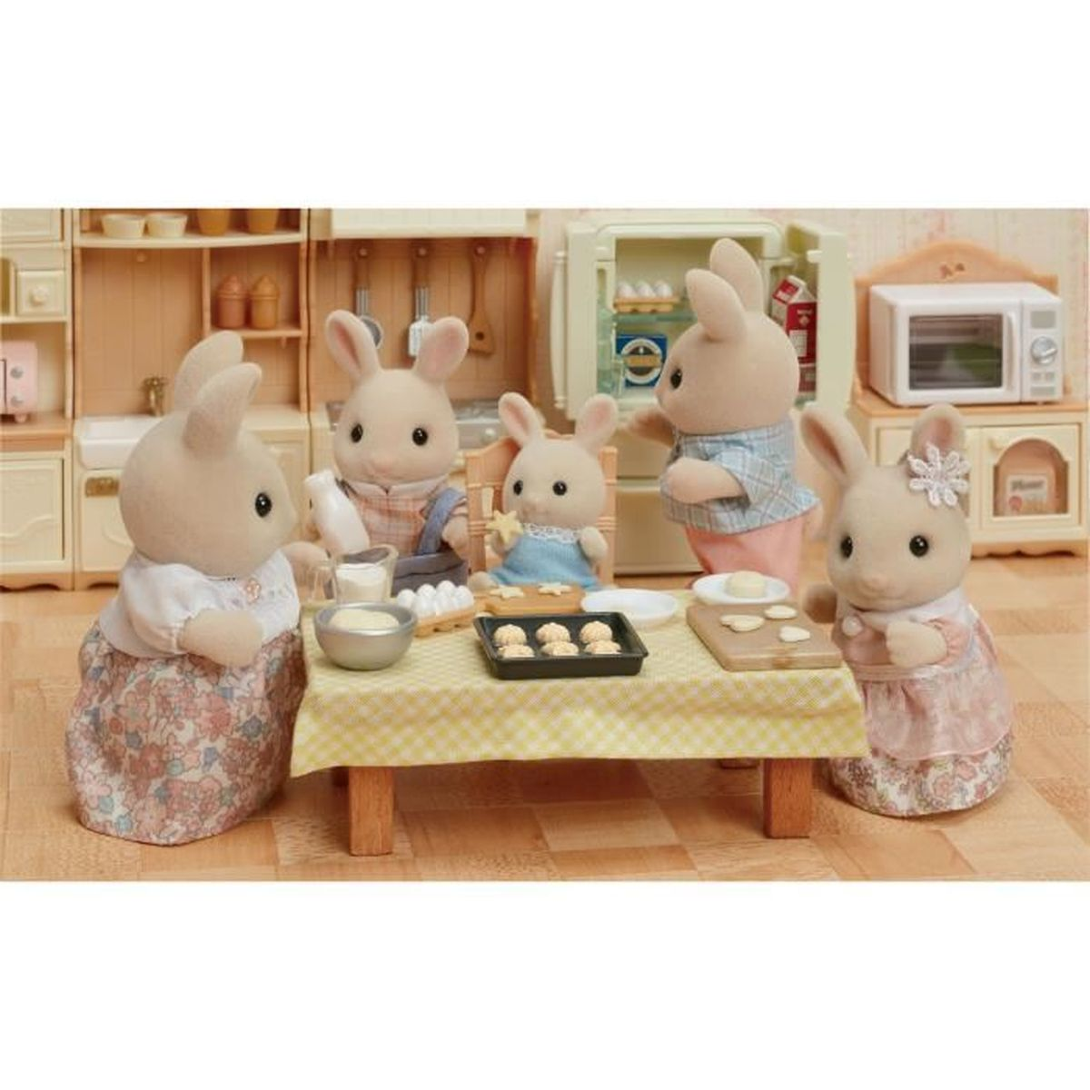 Una familia de conejos hornea junta en una cocina con nevera y microondas.