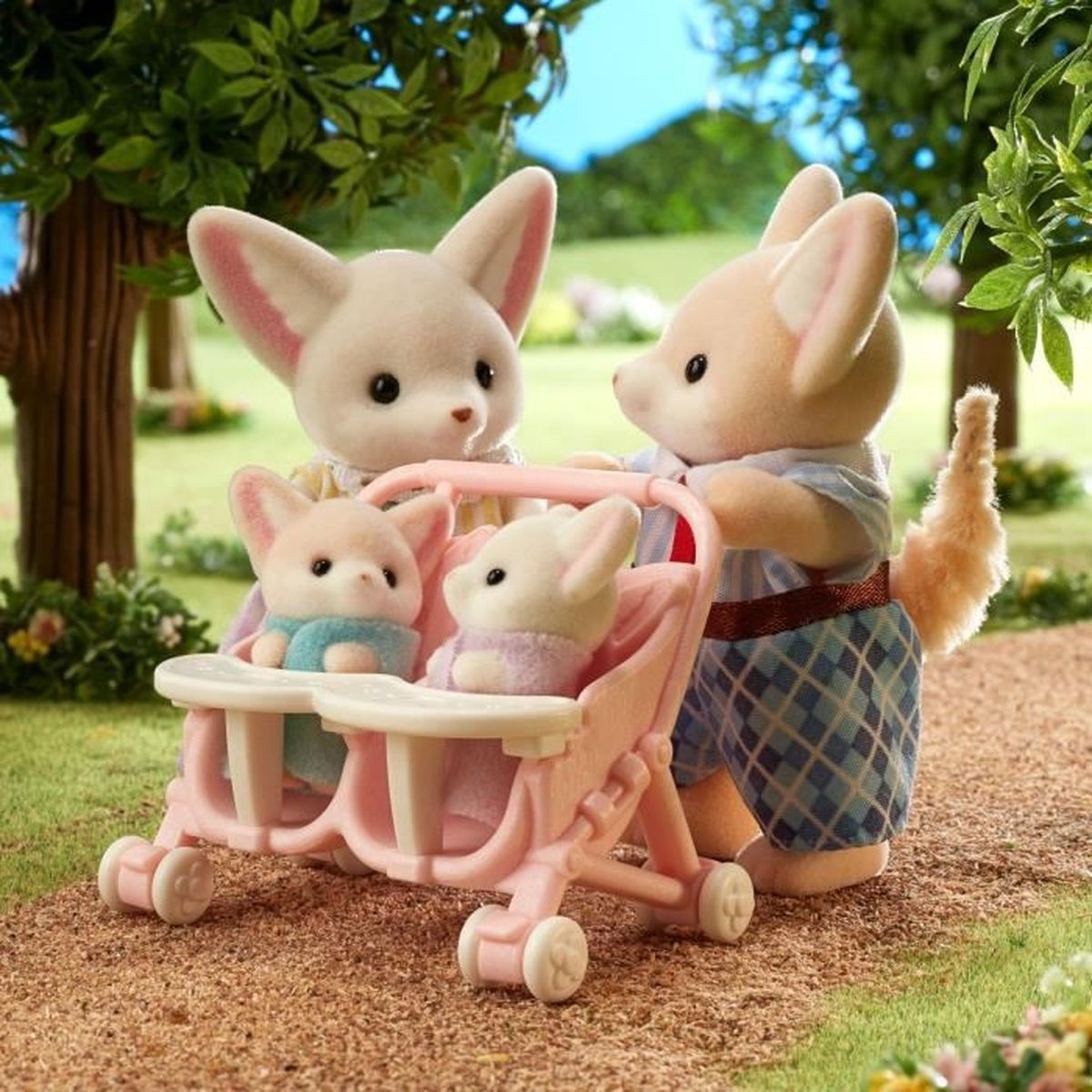 Dos figuras de familia de zorros empujan un cochecito rosa con dos bebés al aire libre.