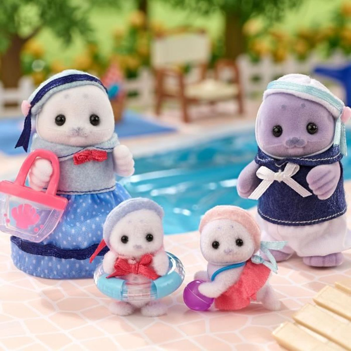 Vier Robbenfiguren in Badekleidung am Pool, eine mit Tasche, eine im Schwimmring.