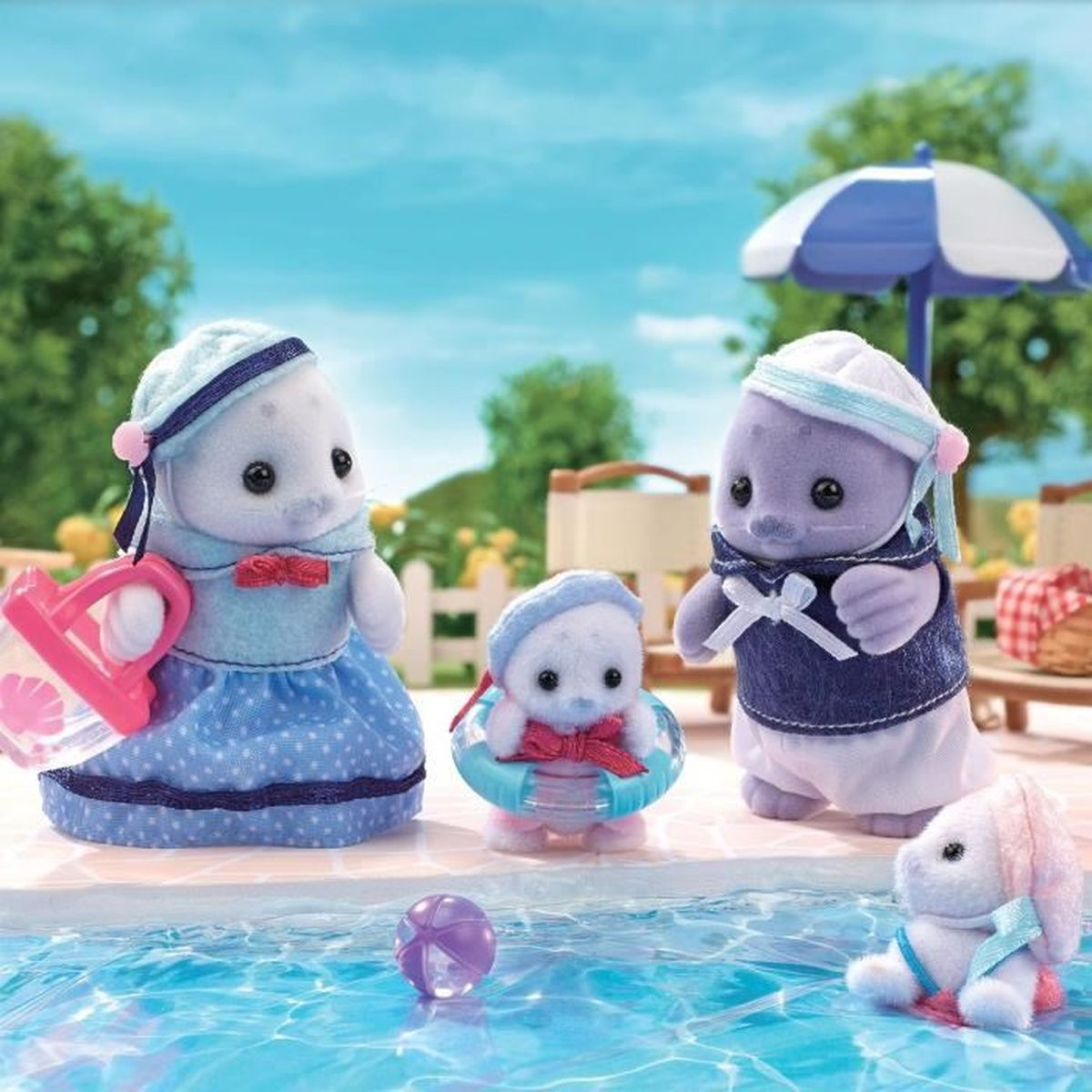 Spielzeugrobben und ein Hase am Pool mit Ball und Sonnenschirm.